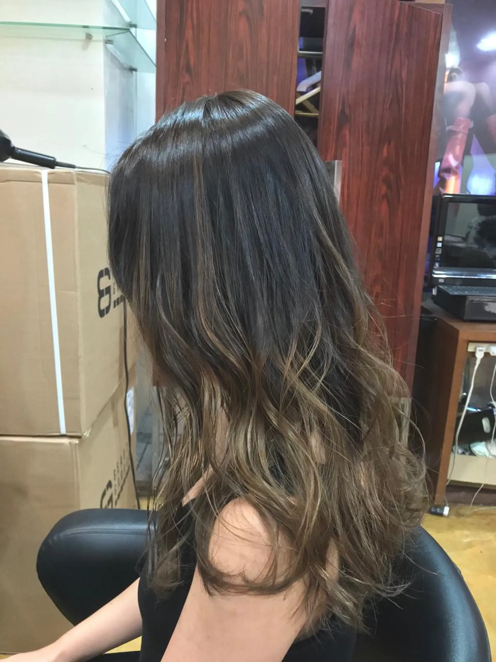 セミロング カラー バレイヤージュ ハイライトカラー ハイライト レイヤーカット 韓国レイヤーカット★ 小林大樹のヘアスタイル