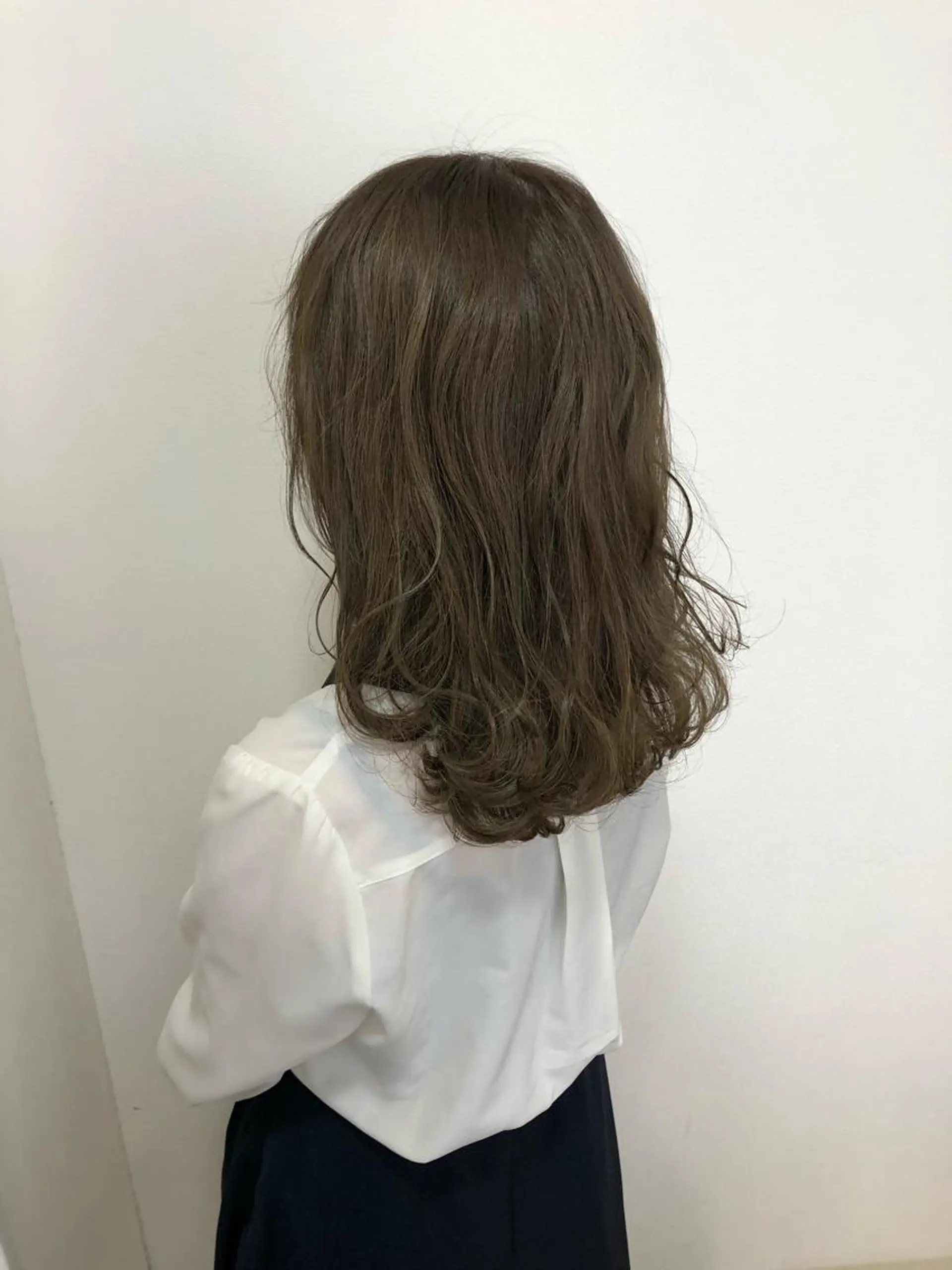 ミディアム カラー グレージュ カット ヘアカラー トリートメント ブリーチ特化 梅田本多翔のヘアスタイル