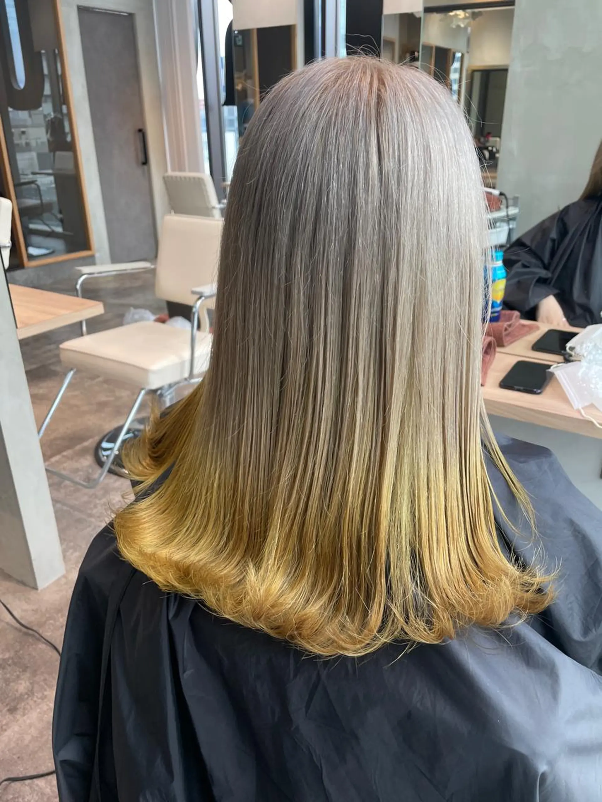 セミロング カラー 堤 麻衣子のヘアスタイル