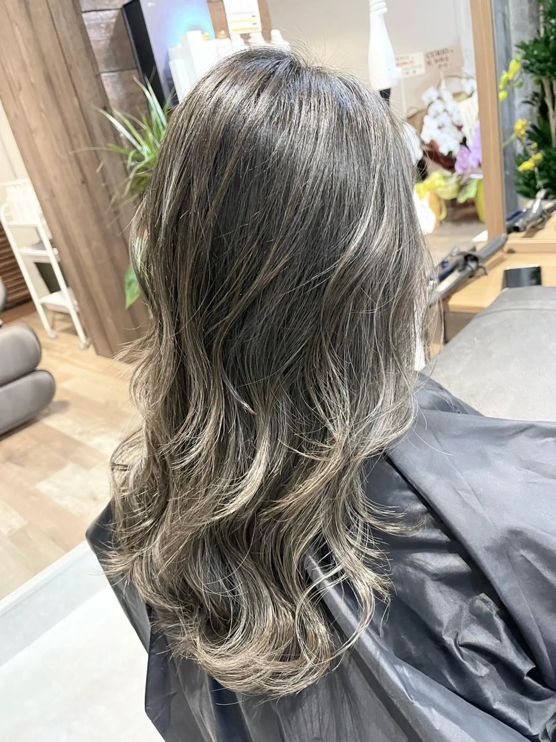 ロング カラー 透明感カラー グレージュ 髪質改善で 憧れの潤艶美髪にのヘアスタイル