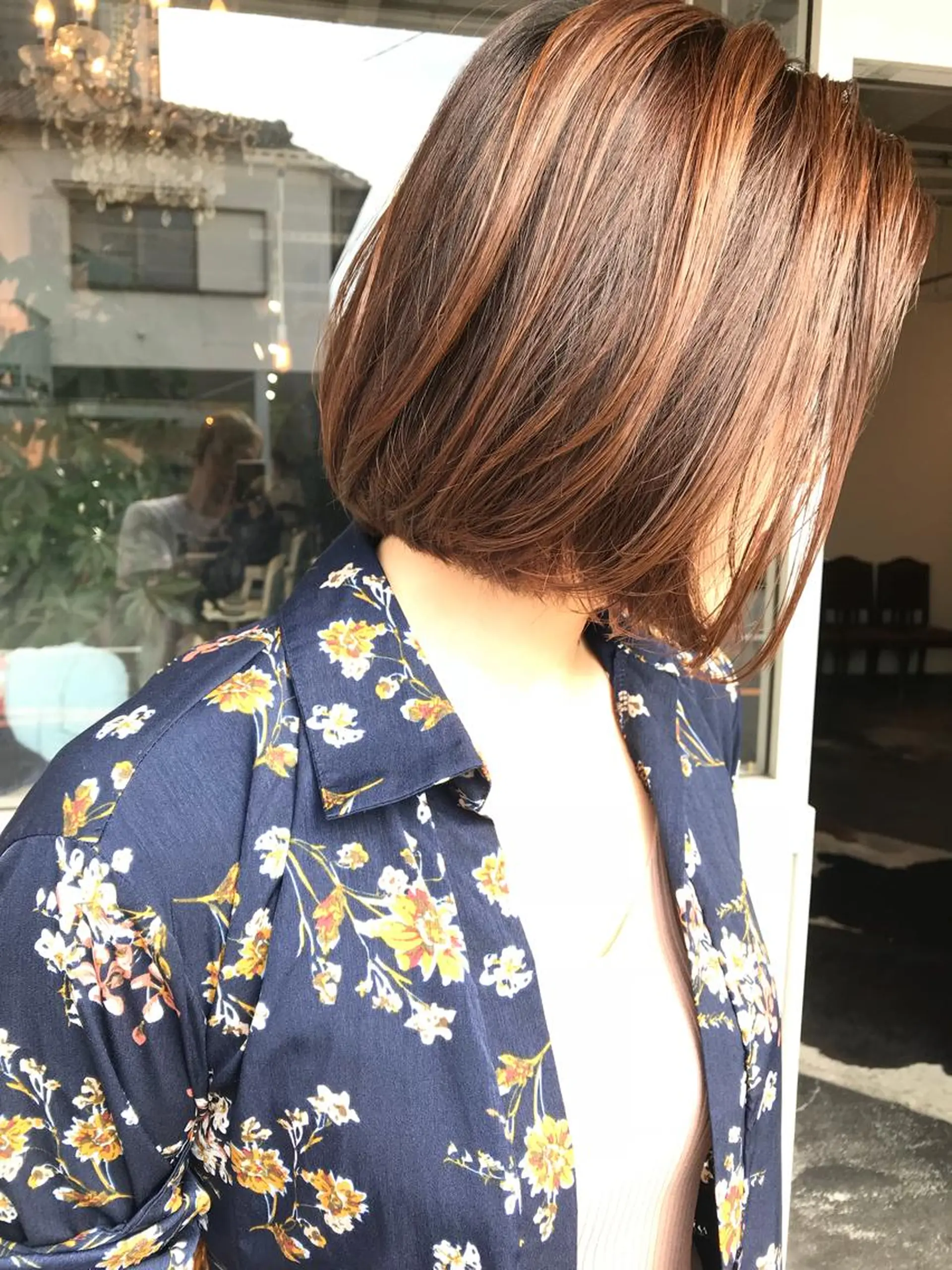 ショート カラー ヘアアレンジ お団子ヘア 切りっぱなしボブ バレイヤージュ ブリーチ グラデーションカラー Mariana/ 鶴原-ハイライトのヘアスタイル