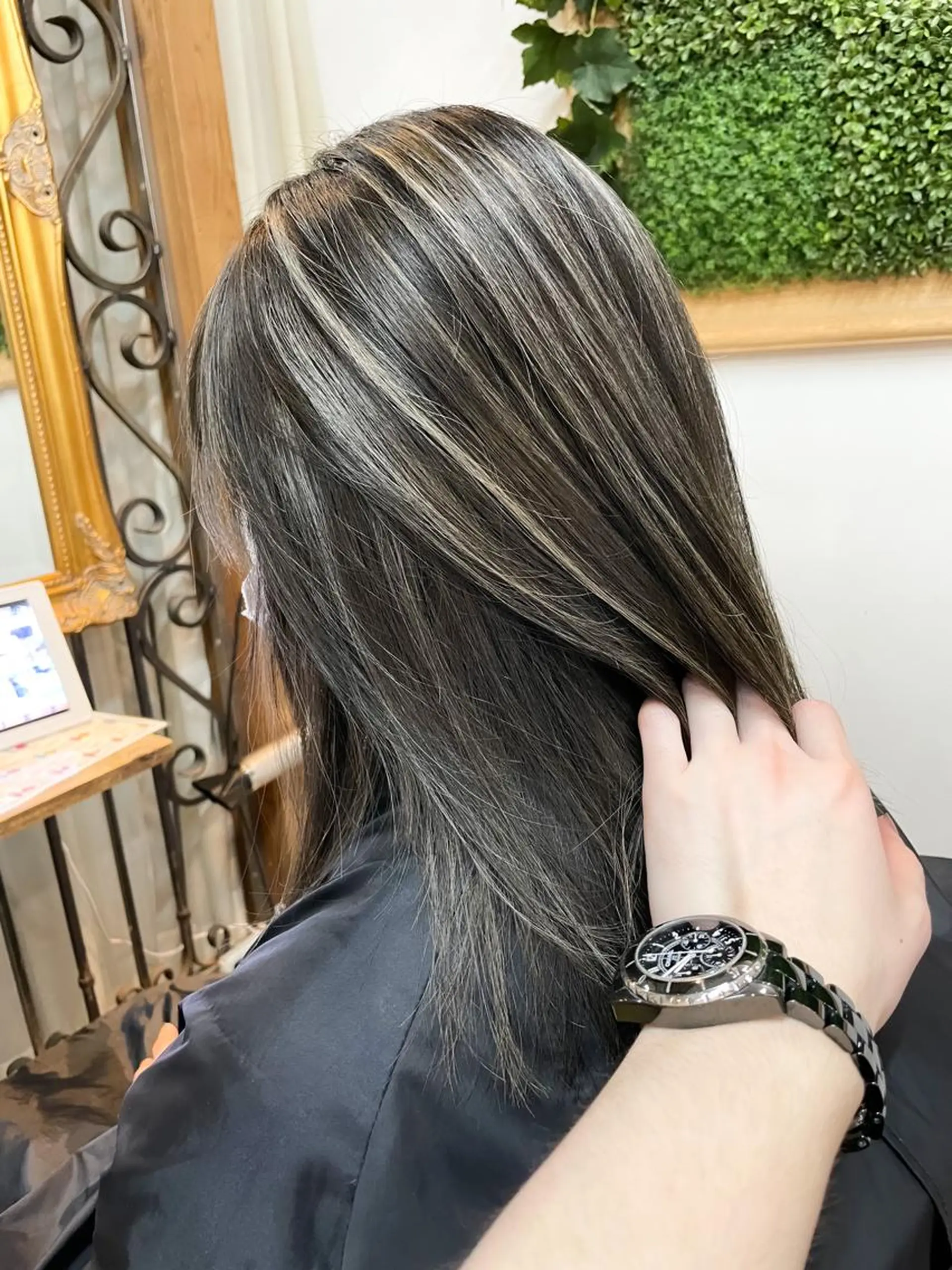 ミディアム 白いハイライト🤍 タナカリョウスケのヘアスタイル