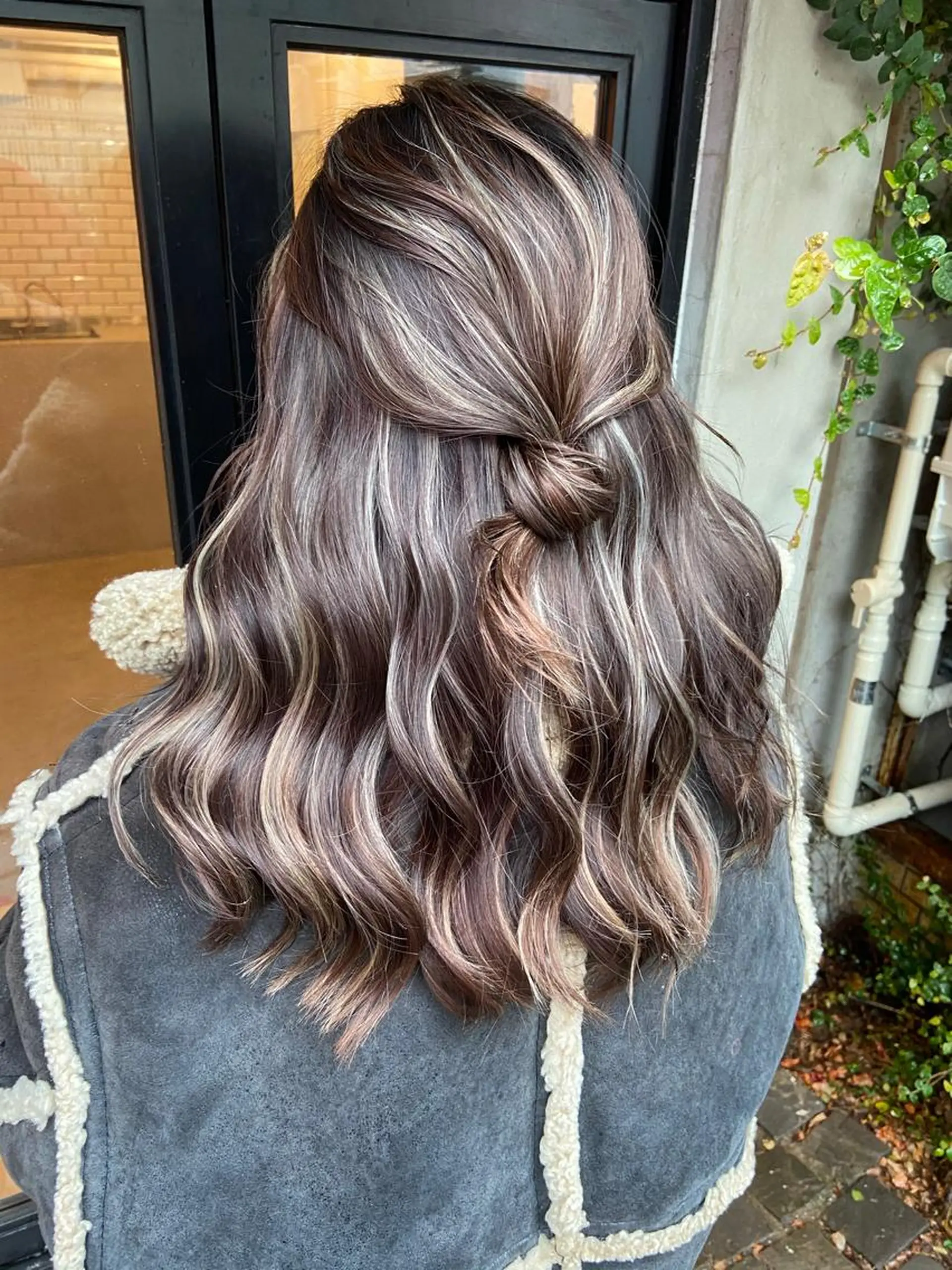 ロング 白いハイライト🤍 タナカリョウスケのヘアスタイル