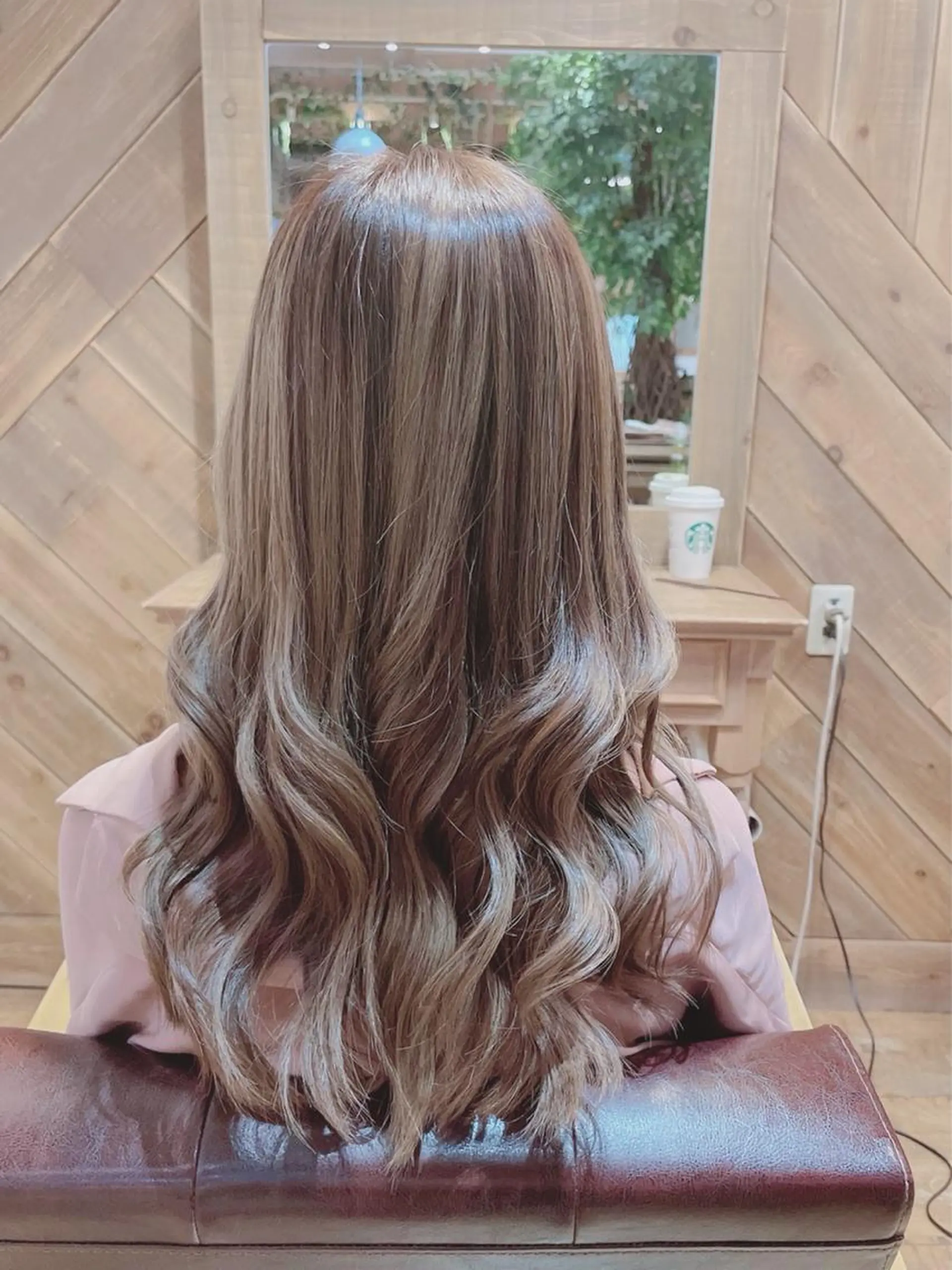 ロング ハイライト 黒岩 明日美のヘアスタイル