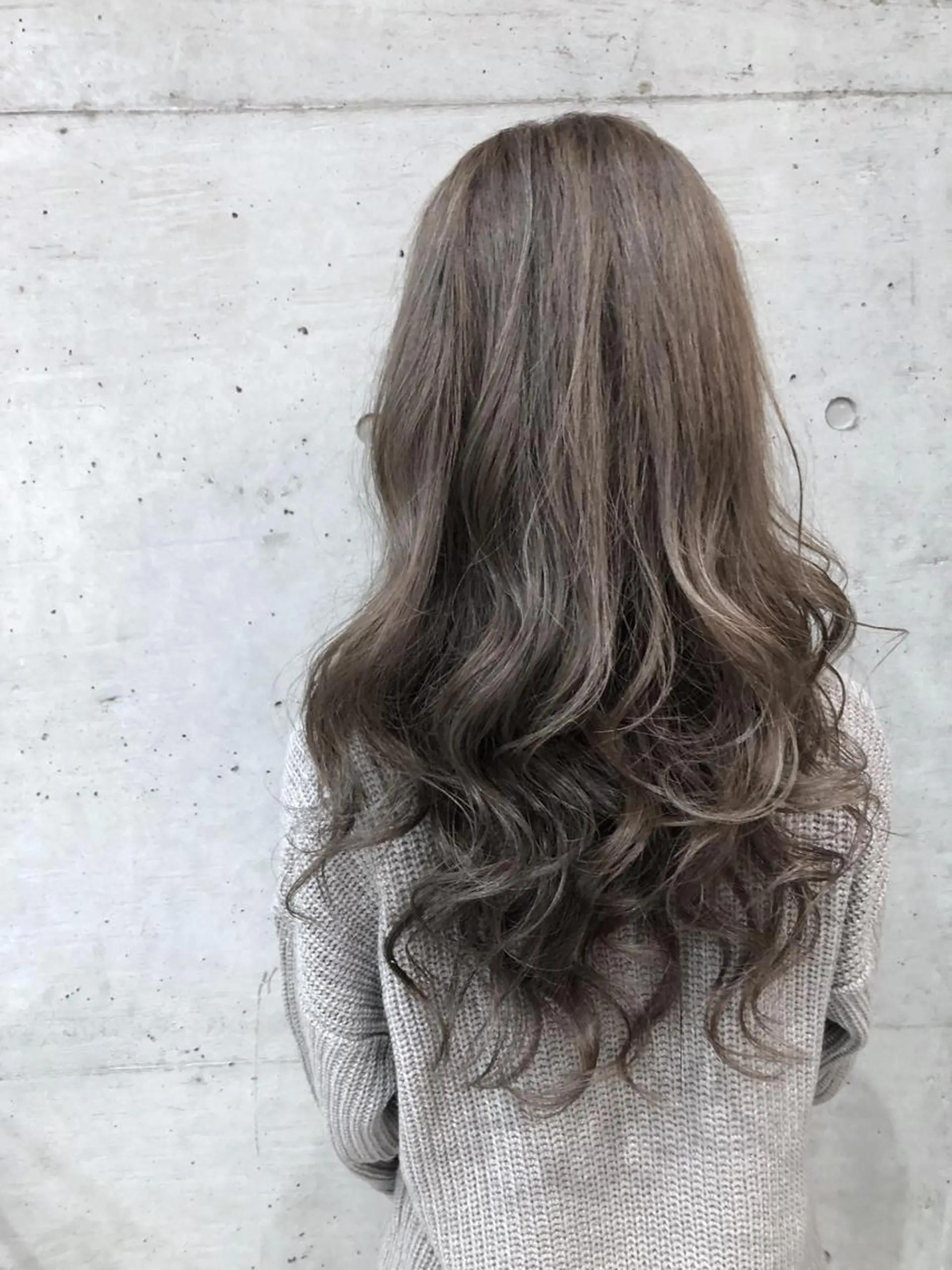 ロング カラー アッシュ アッシュグレー アッシュグレージュ グレージュ ハイライトカラー 大栗 佑也  髪質改善のヘアスタイル