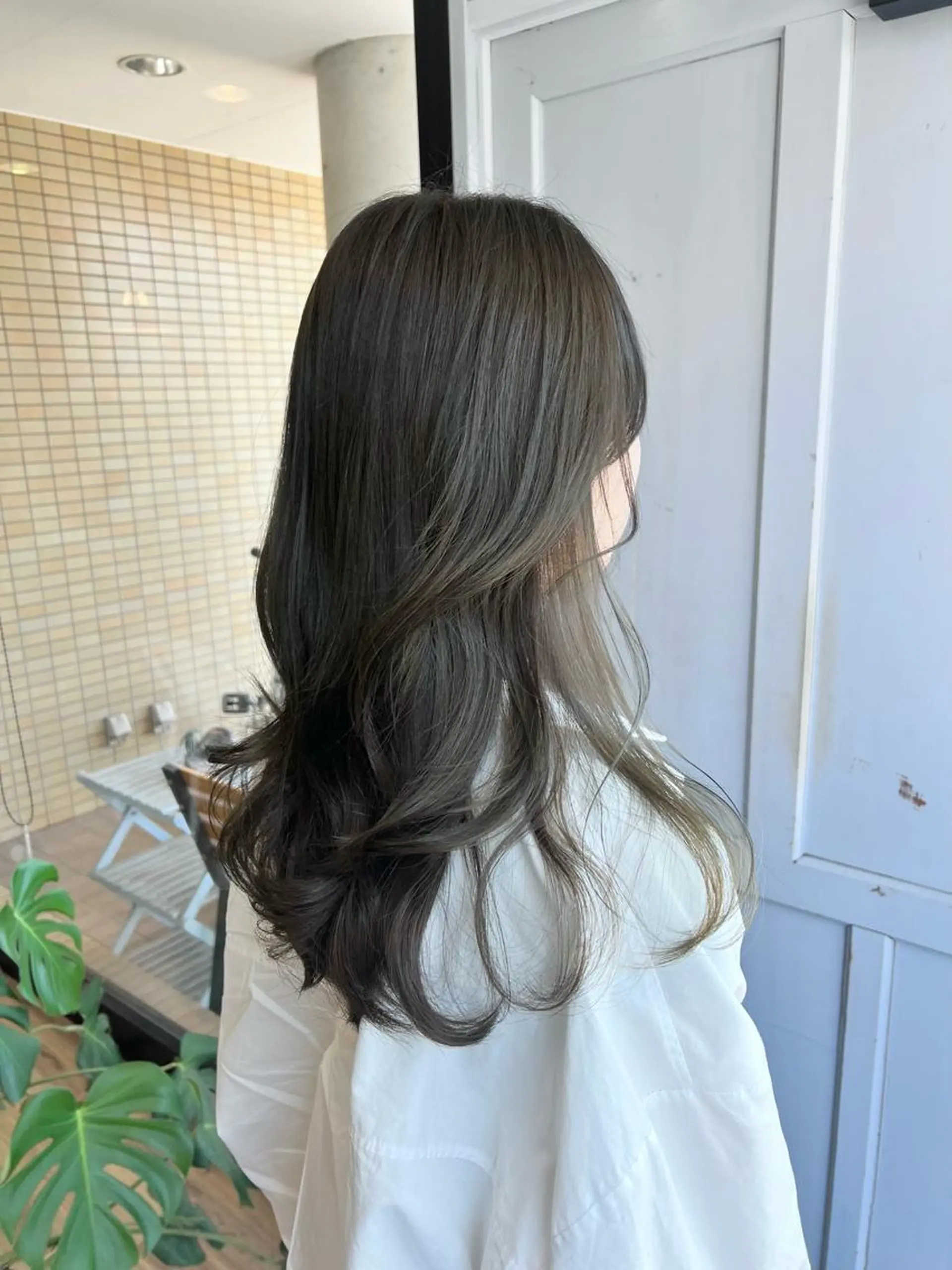 ロング カラー ベージュカラー グレージュ オリーブベージュ オリーブグレージュ オリーブグレー ヘアカラー ツキダテ ユイのヘアスタイル