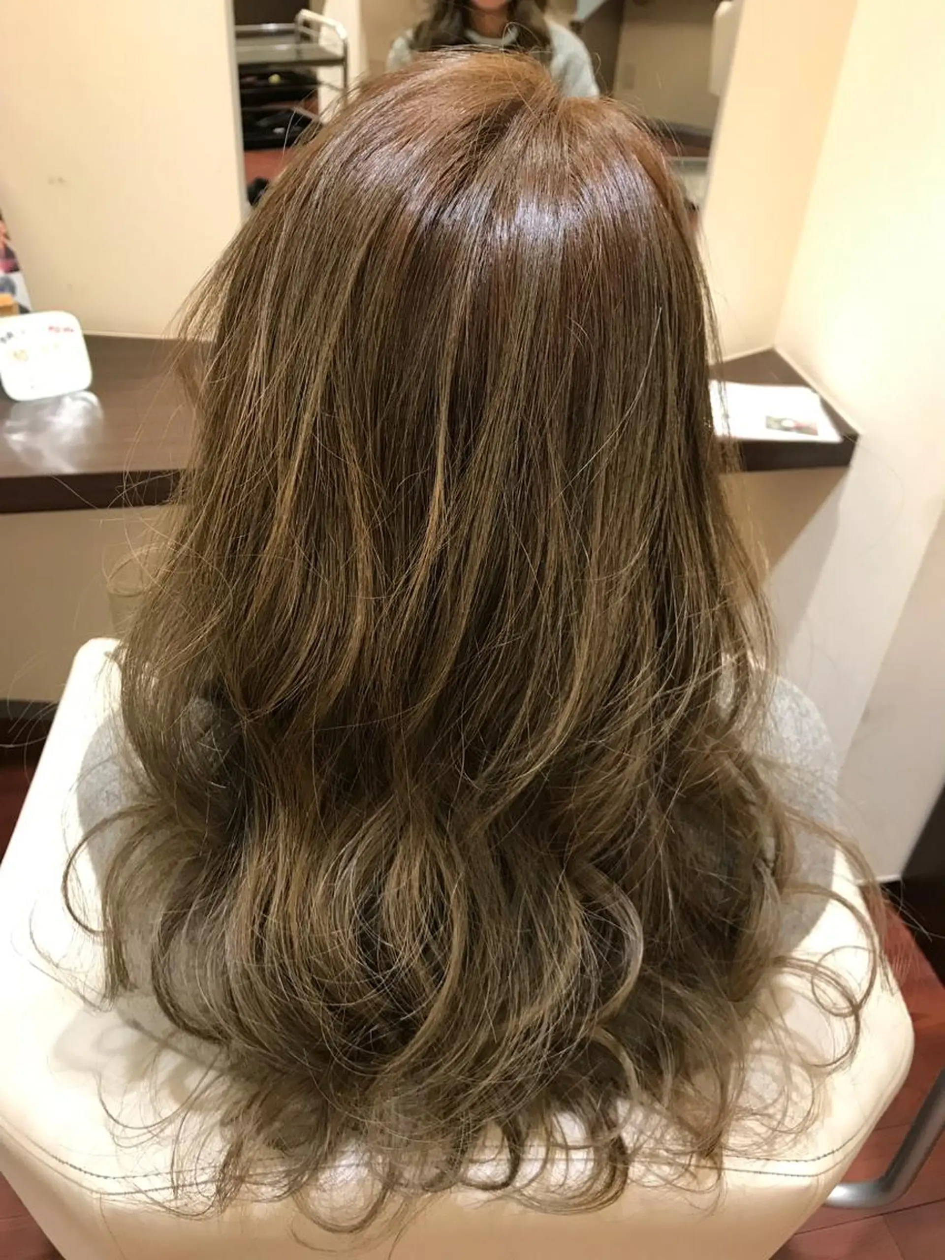 ロング カラー ブリーチ デザインカラー グレージュ ハイトーンカラー イルミナカラー BIANCO北堀江 AKANEのヘアスタイル