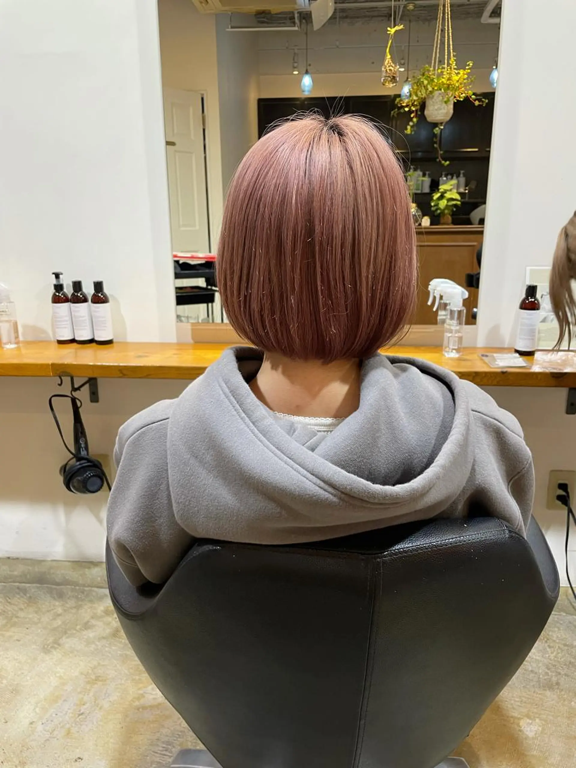 ショート カラー ブリーチ ボルドーカラー カット ヘアカラー トリートメント MIOベージュカラー 柔らかいカラーのヘアスタイル