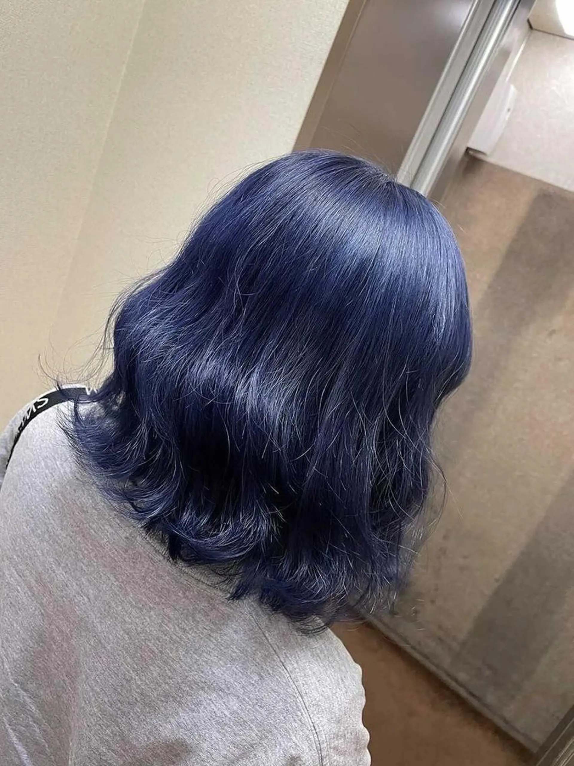 セミロング カラー ブリーチ ブルーカラー ネイビーカラー Aujua ソムリエ 勝又舞夏のヘアスタイル