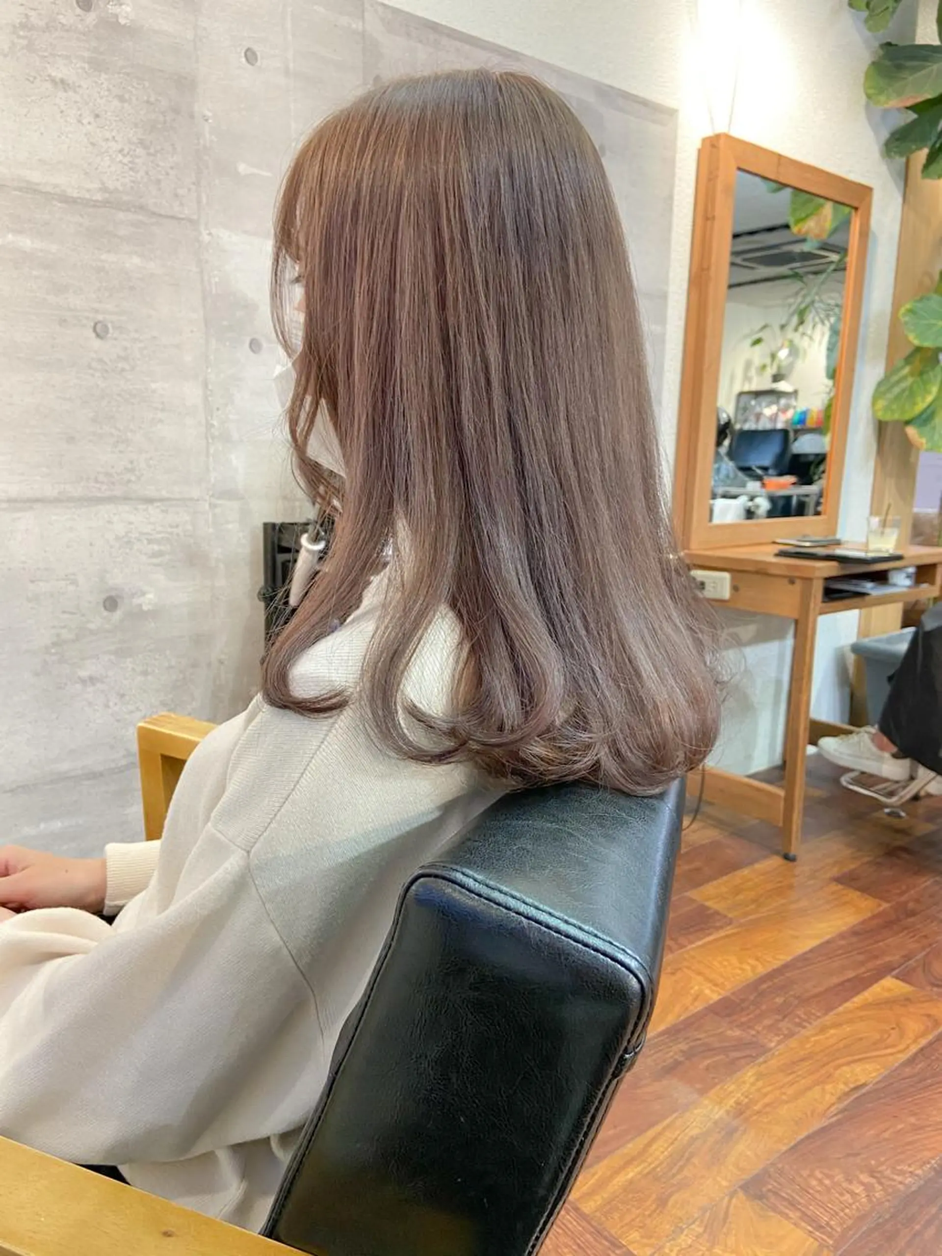 セミロング カラー ベージュカラー ブリーチ ラベンダーカラー ラベンダーベージュ ヘアカラー トリートメント 岡本康平/ボブ /ブリーチ/レイヤーのヘアスタイル