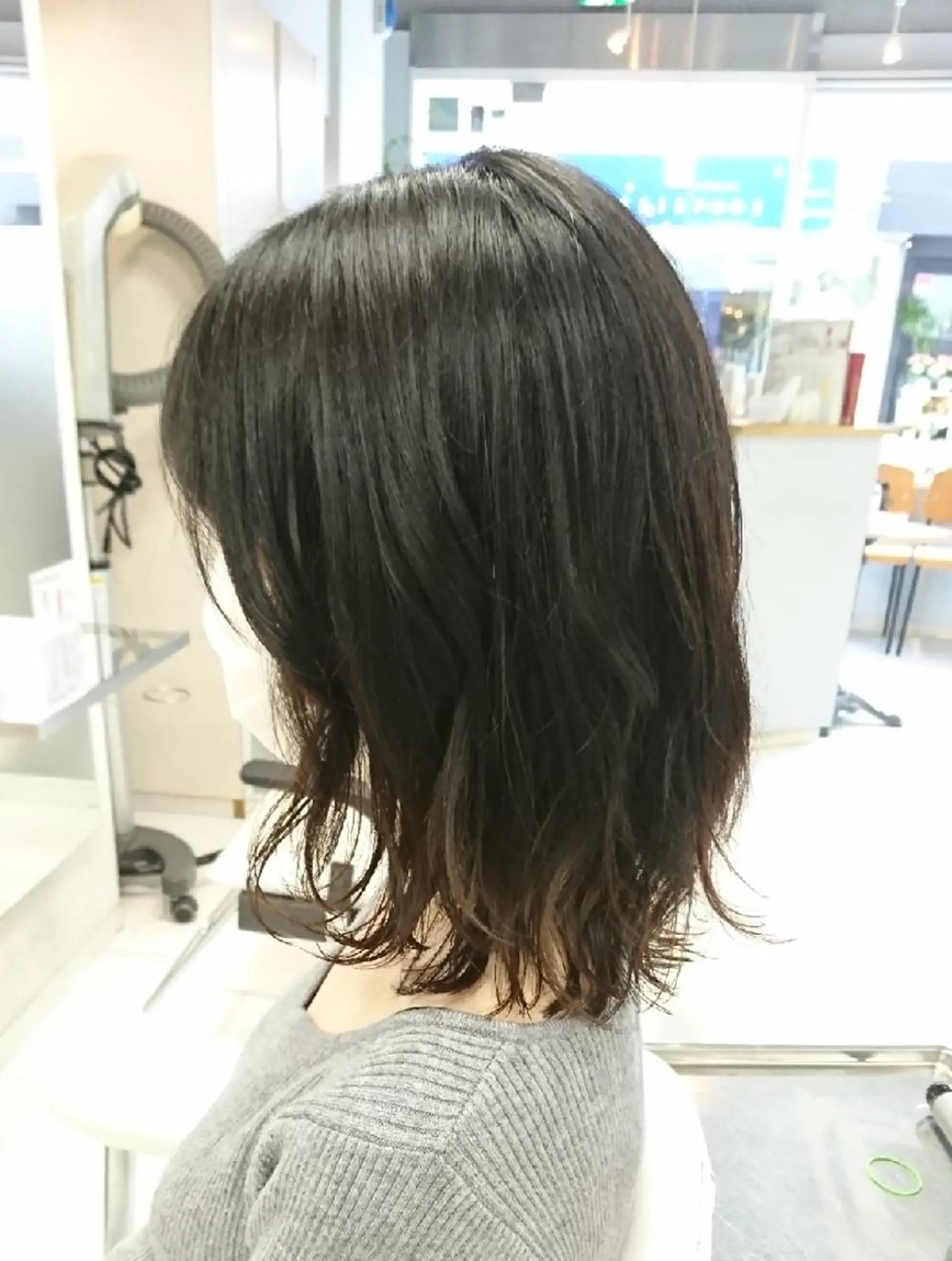 ミディアム レイヤーカット 外ハネヘア カット トリートメント nagane sayakaのヘアスタイル