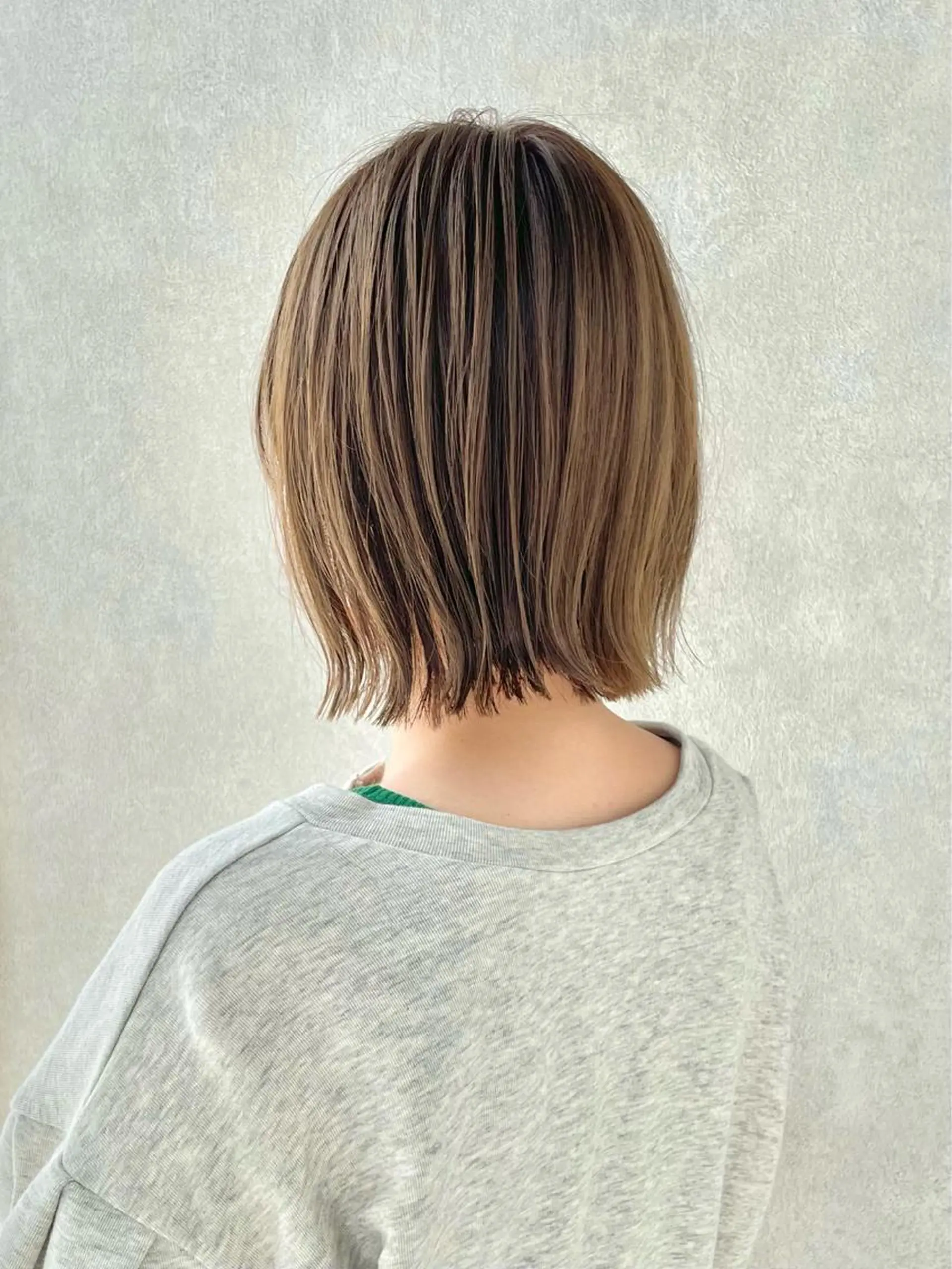 ショート カラー ベージュカラー オリーブベージュ ボブ 外ハネヘア ボブ/ショート/ 縮毛矯正/岸本恭明のヘアスタイル