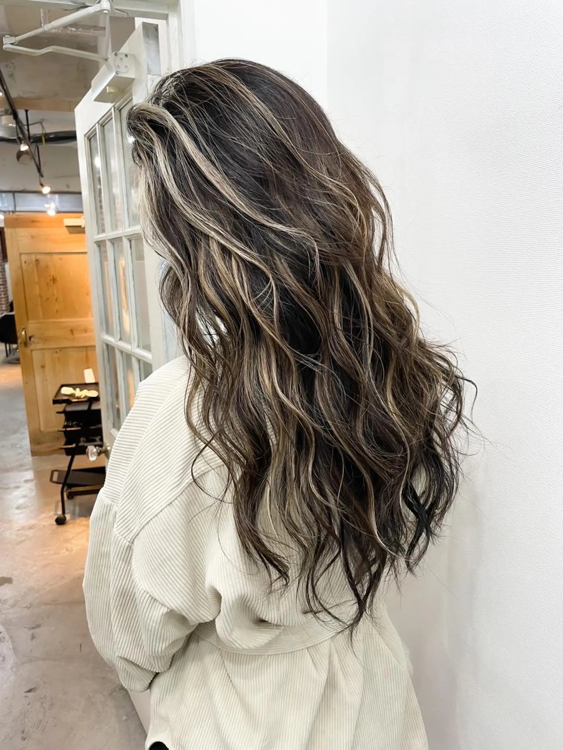 ロング 白いハイライト🤍 タナカリョウスケのヘアスタイル