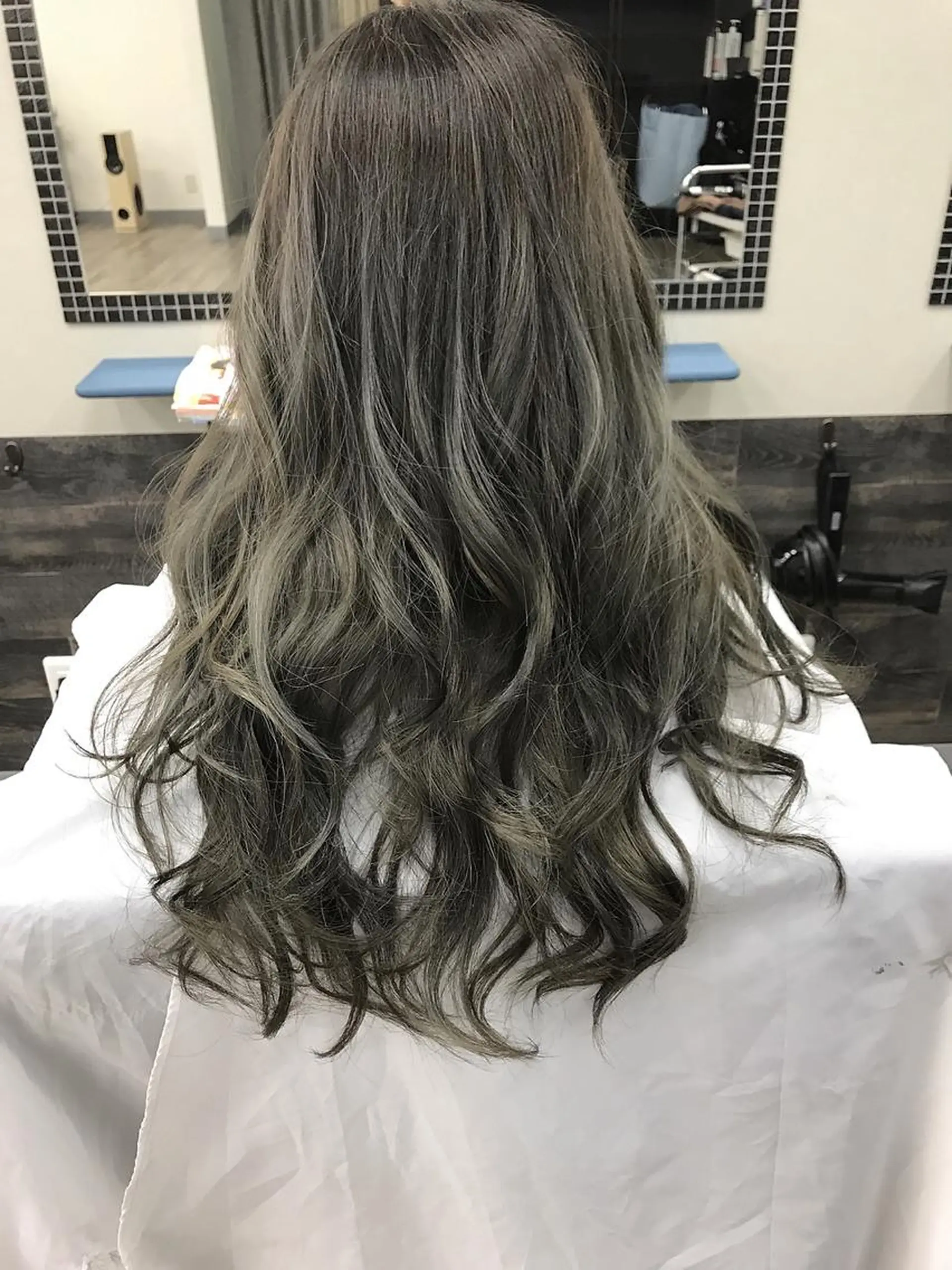ロング パーマ アッシュ エヌプランツ 和泉府中のヘアスタイル