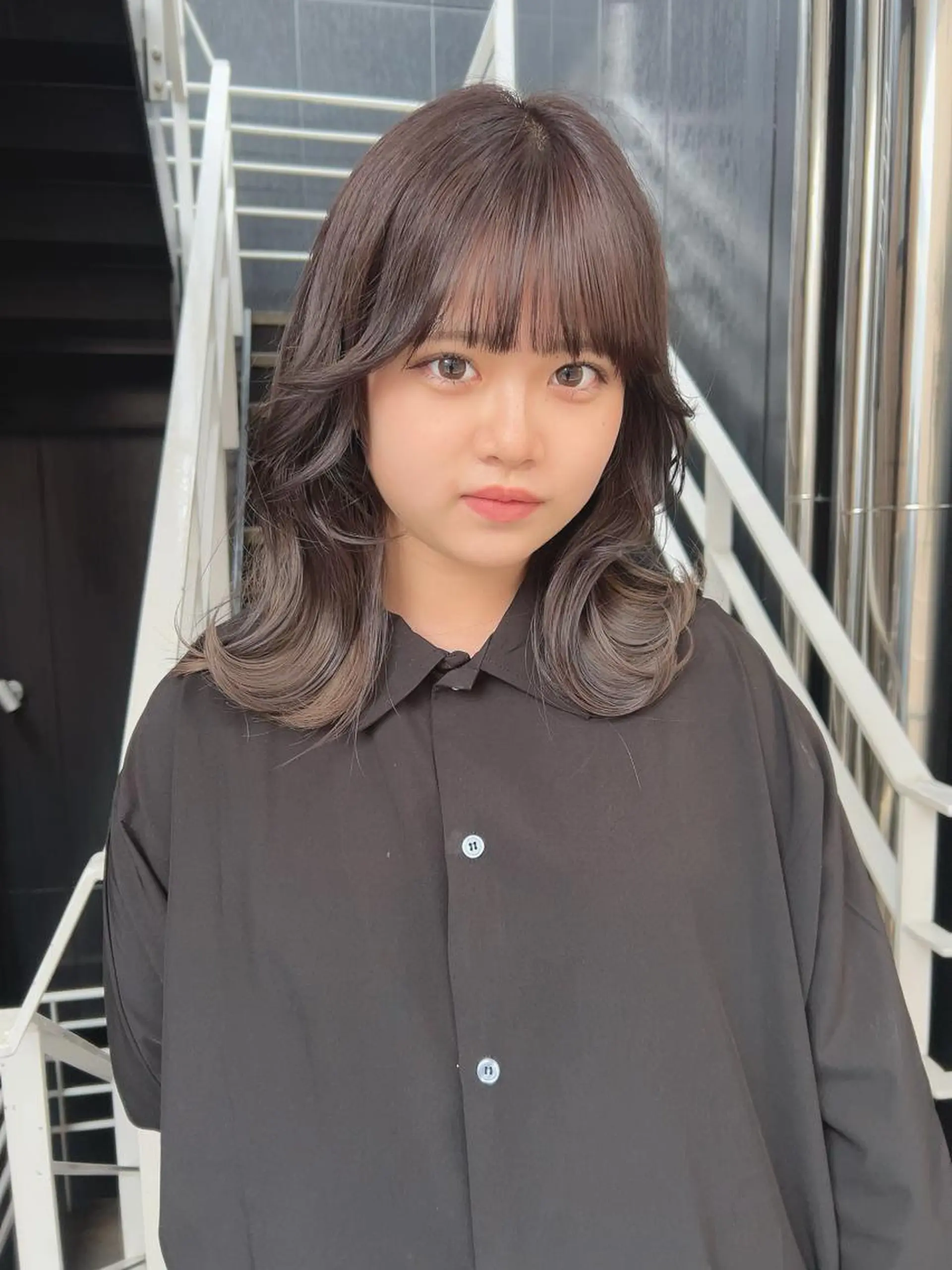 ミディアム ヘアカラー トリートメント 韓国🇰🇷レイヤー カットオリーブカラーのヘアスタイル