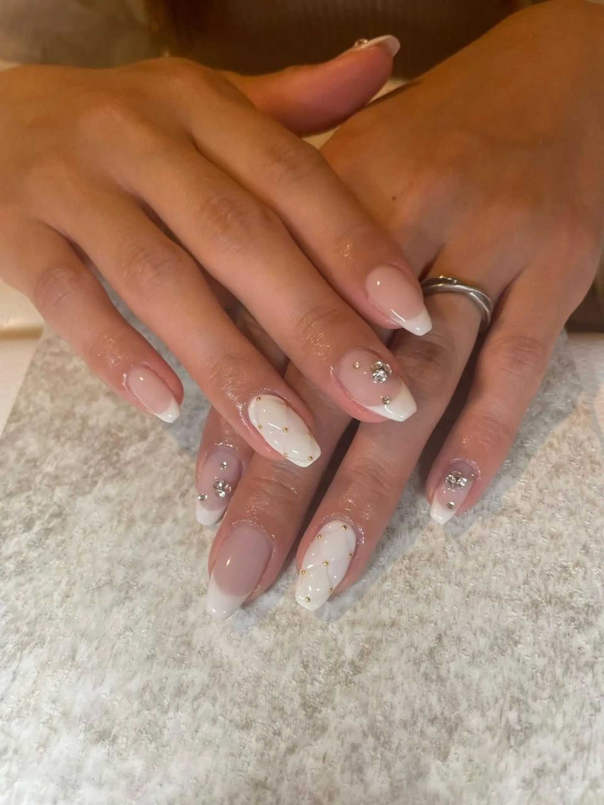 ネイル グラデーション ラメ(グリッター) ラメグラデーション 持ち込み オフィスネイル ハンドネイル Nallsalon Plaisirbeauty所属・Plaisir beautyのネイルデザイン