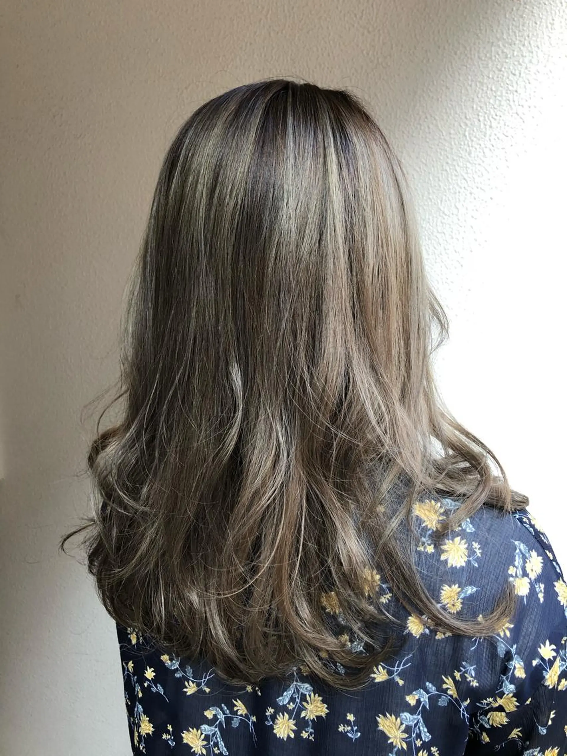 セミロング カラー ベージュカラー ブリーチ ミルクティーベージュ くまがい みゆ【edge.】のヘアスタイル