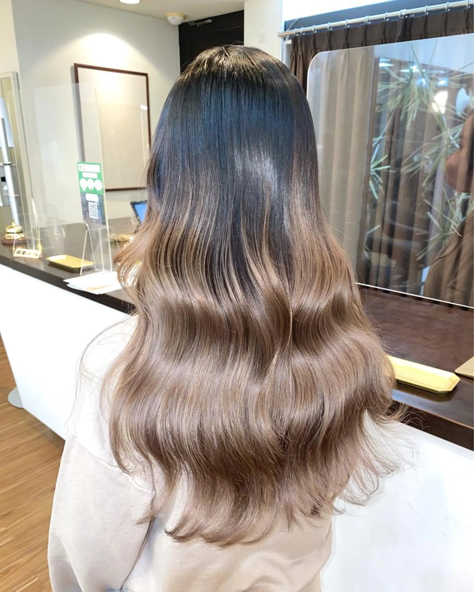 ロング カラー ブリーチ グラデーションカラー 色ムラ修正の神様 新宿ハイトーンかすみのヘアスタイル