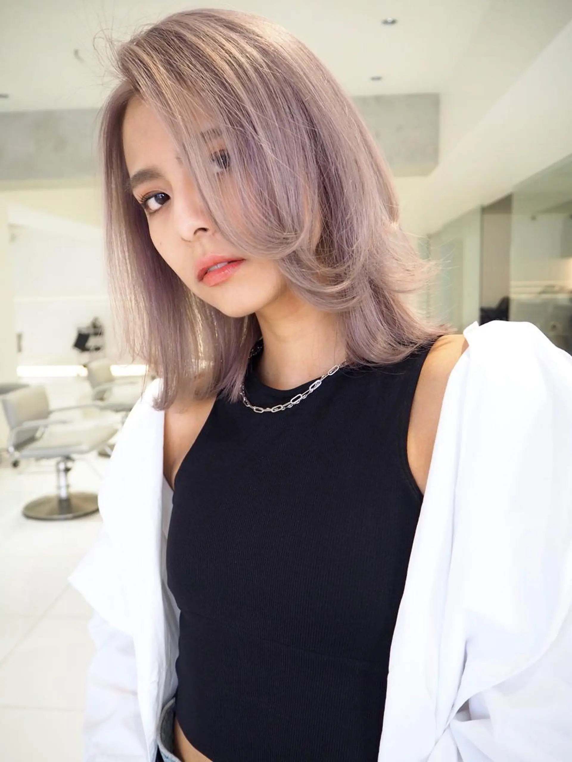 ミディアム ラベンダーベージュ かきあげバング レイヤーカット ウルフカット レイズ 立川のヘアスタイル