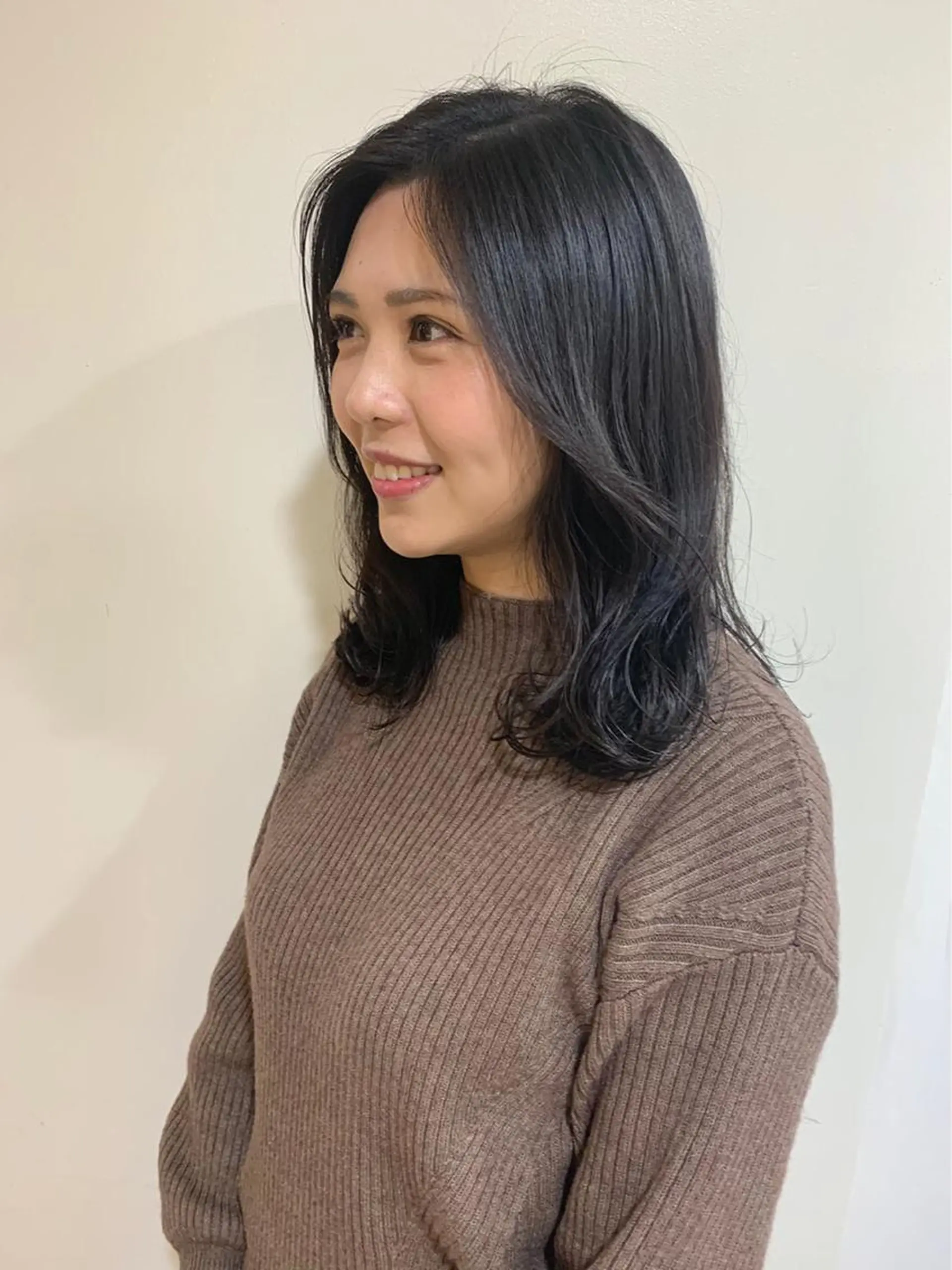 ミディアム MIOベージュカラー 柔らかいカラーのヘアスタイル