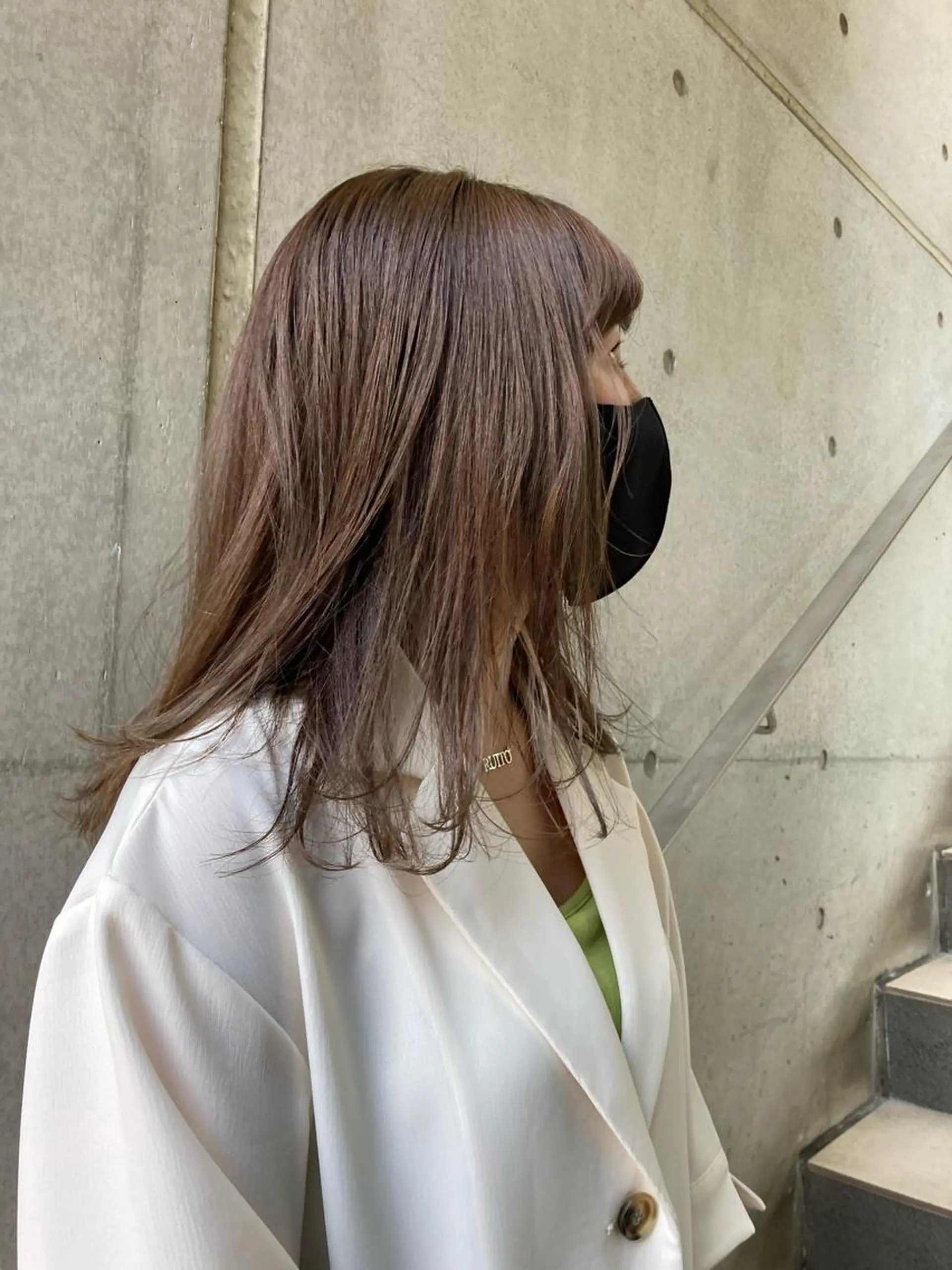 セミロング カラー 顔まわりレイヤー デザインカットのヘアスタイル