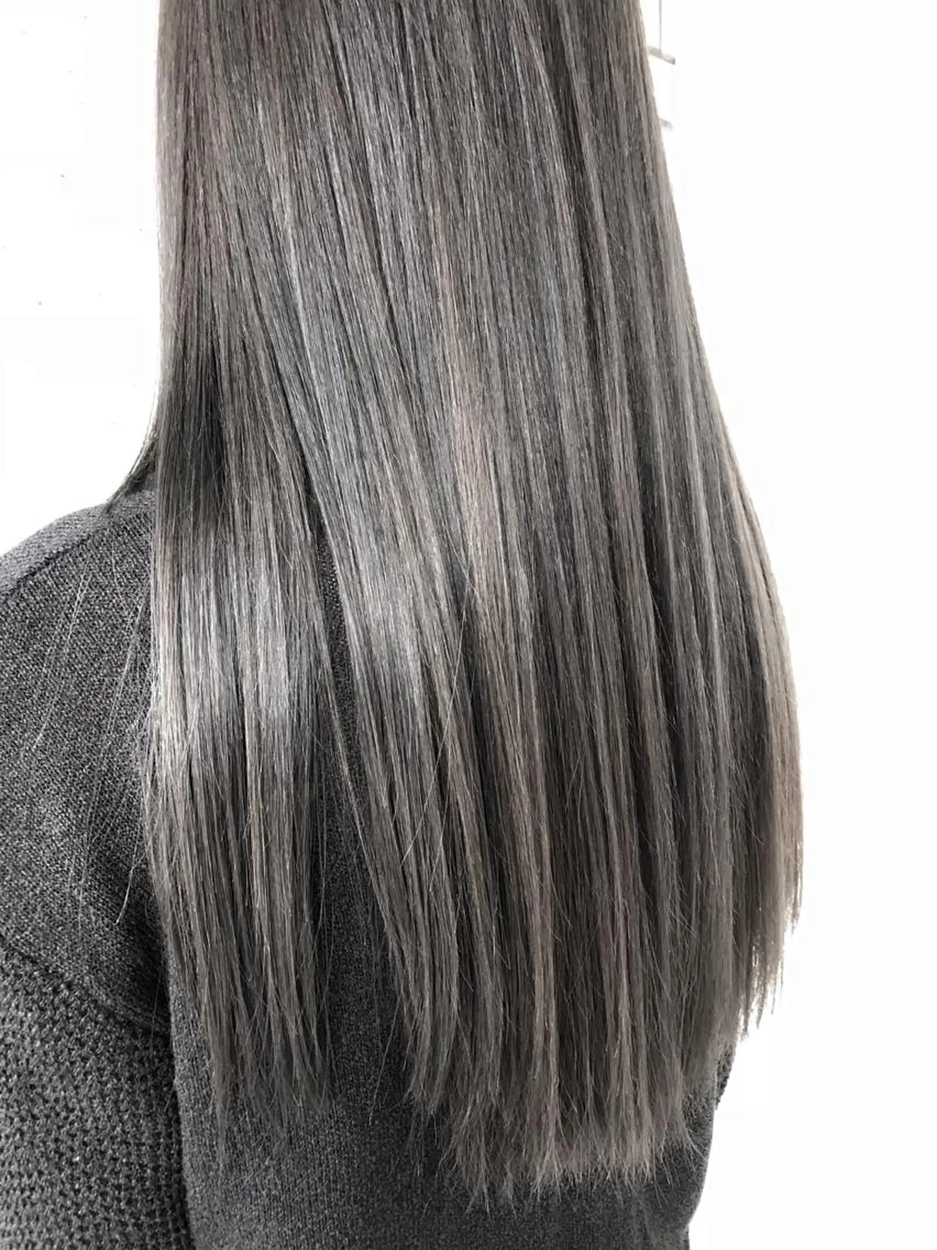 ロング カラー ブリーチ グラデーションカラー グレージュ ハイライトカラー シルバー ヘアカラー BOX mico.のヘアスタイル