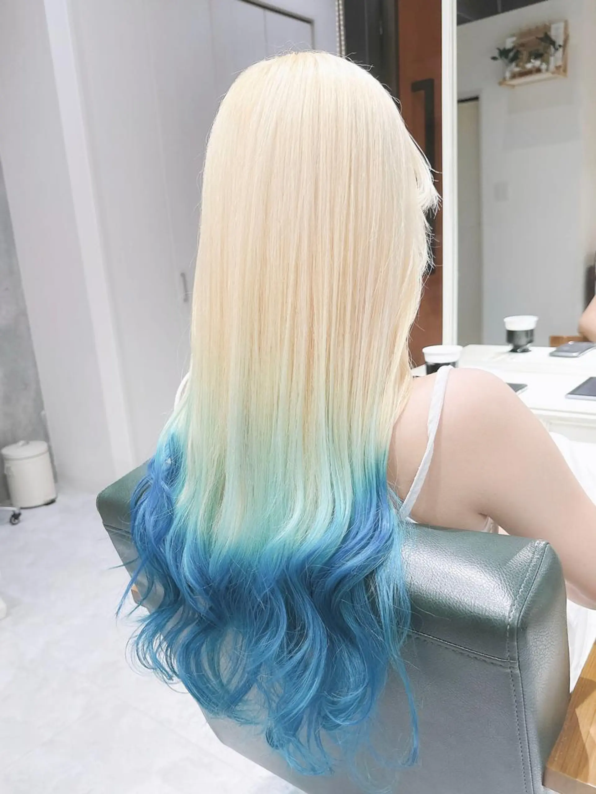 ロング ヘアアレンジ カラー 抜きっぱなしブロンド ブロンド グラデーションカラー Days 透明感カラーのヘアスタイル