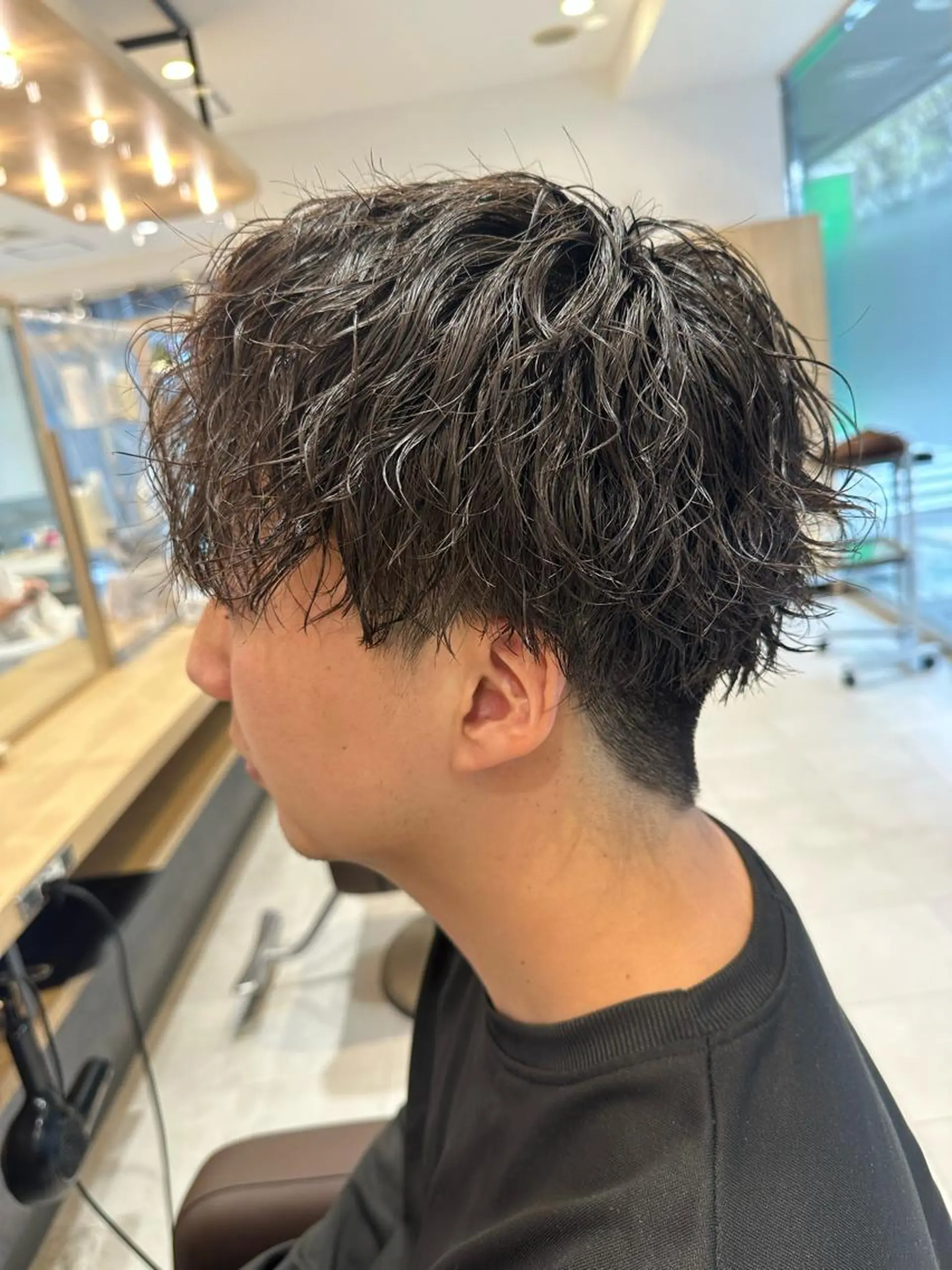 ミディアム パーマ メンズ ミディアムパーマ フェードカット メンズパーマ ツイストスパイラルパーマ 波巻きパーマ 💈メンズ特化 美容師サキ💈のヘアスタイル
