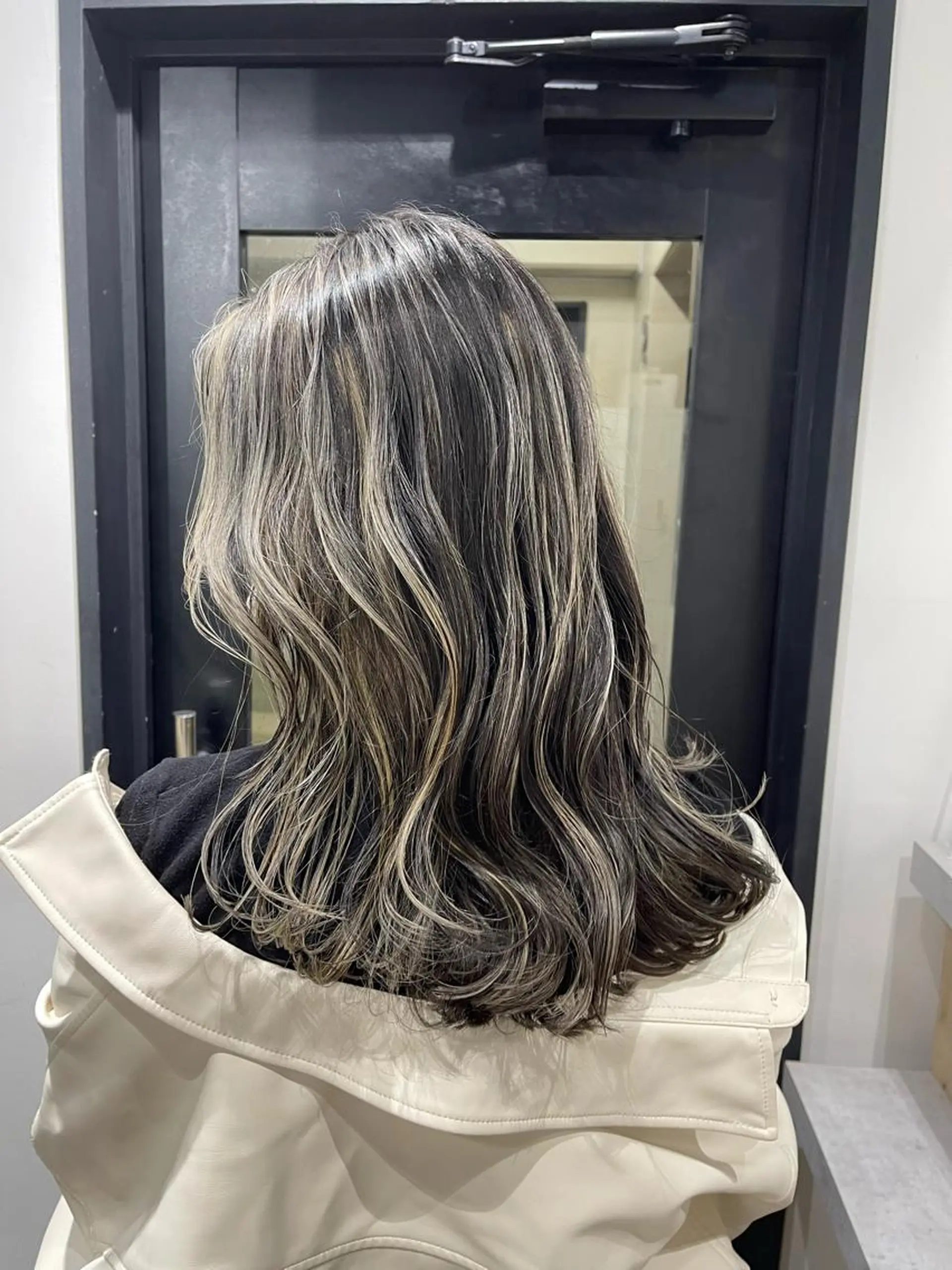 ミディアム カラー ブリーチ ヘアカラー トリートメント 白髪ぼかしハイライト バレイヤージュヤマトのヘアスタイル