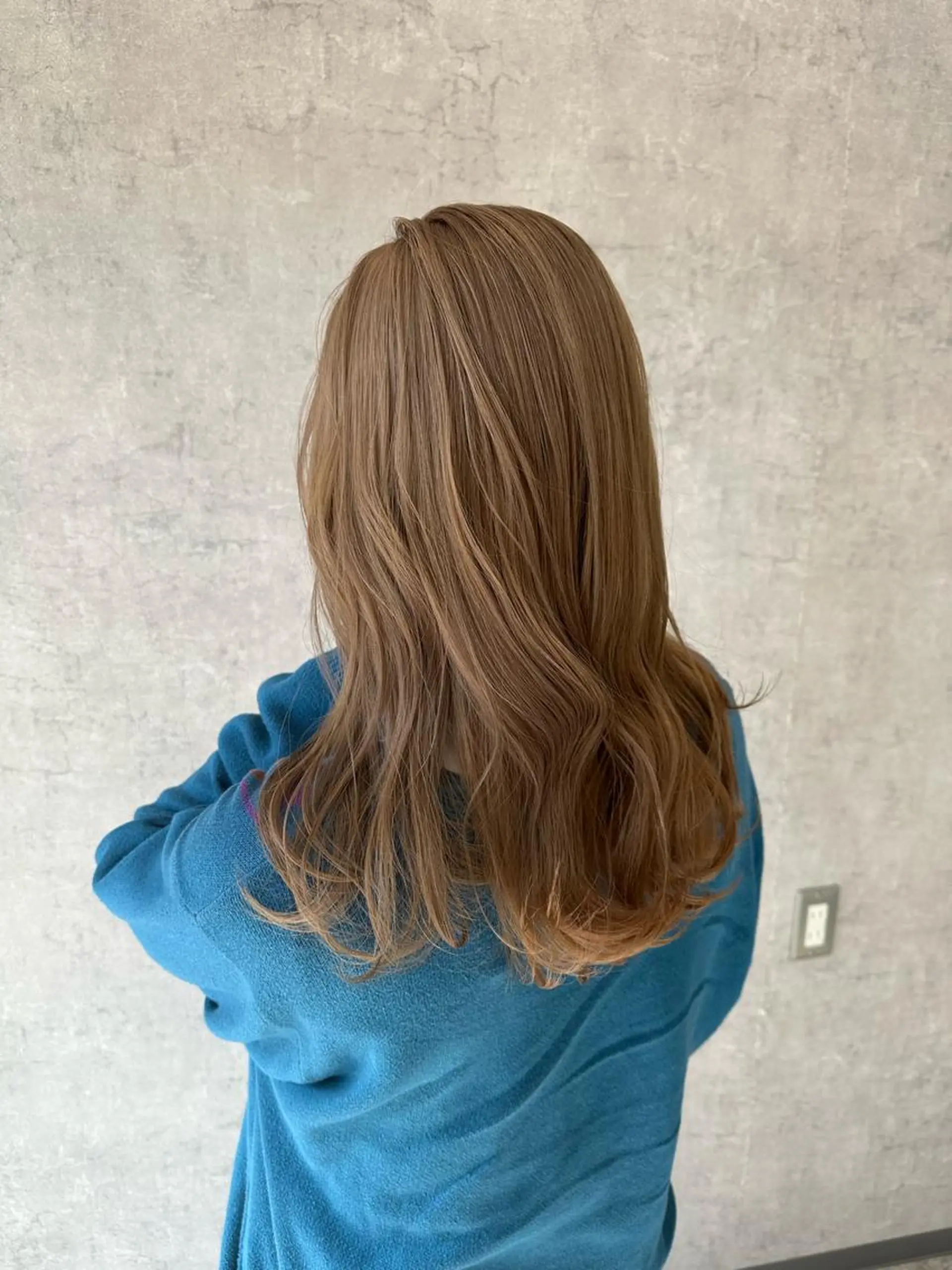 セミロング カラー ベージュカラー 透明感カラー ミルクティーベージュ mau tomokaのヘアスタイル