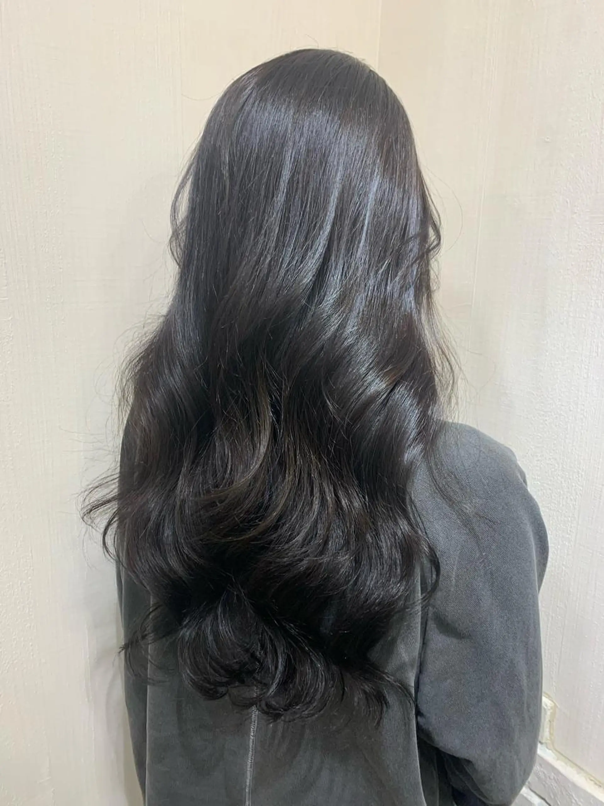 ロング カラー ヘアアレンジ 黒髪 ブルーカラー ブルーブラック グレーブラック グレージュ きむえり/髪質改善 /うねり広がり改善のヘアスタイル