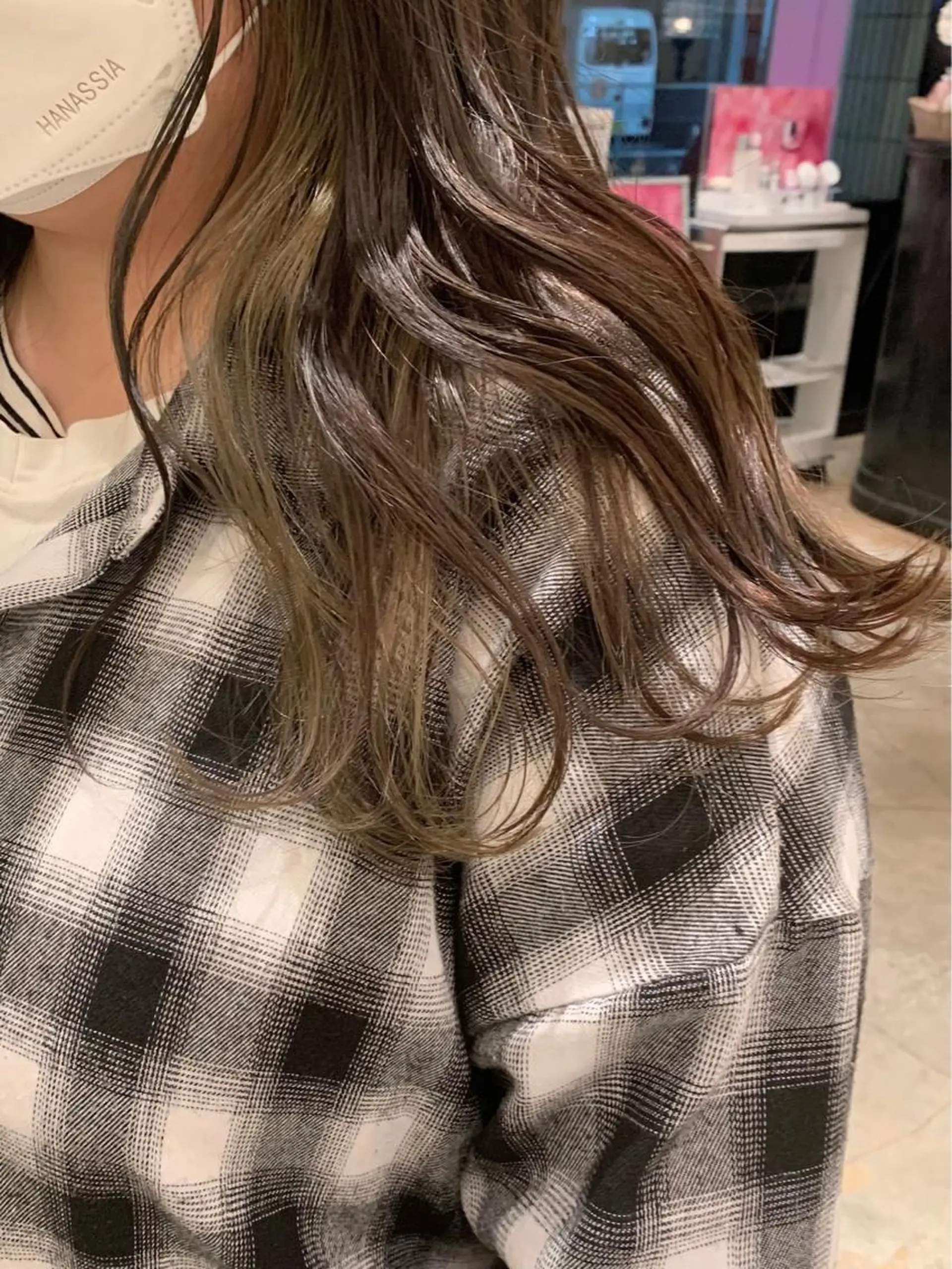 ロング ヘアカラー SAKINO． ベージュカラーのヘアスタイル