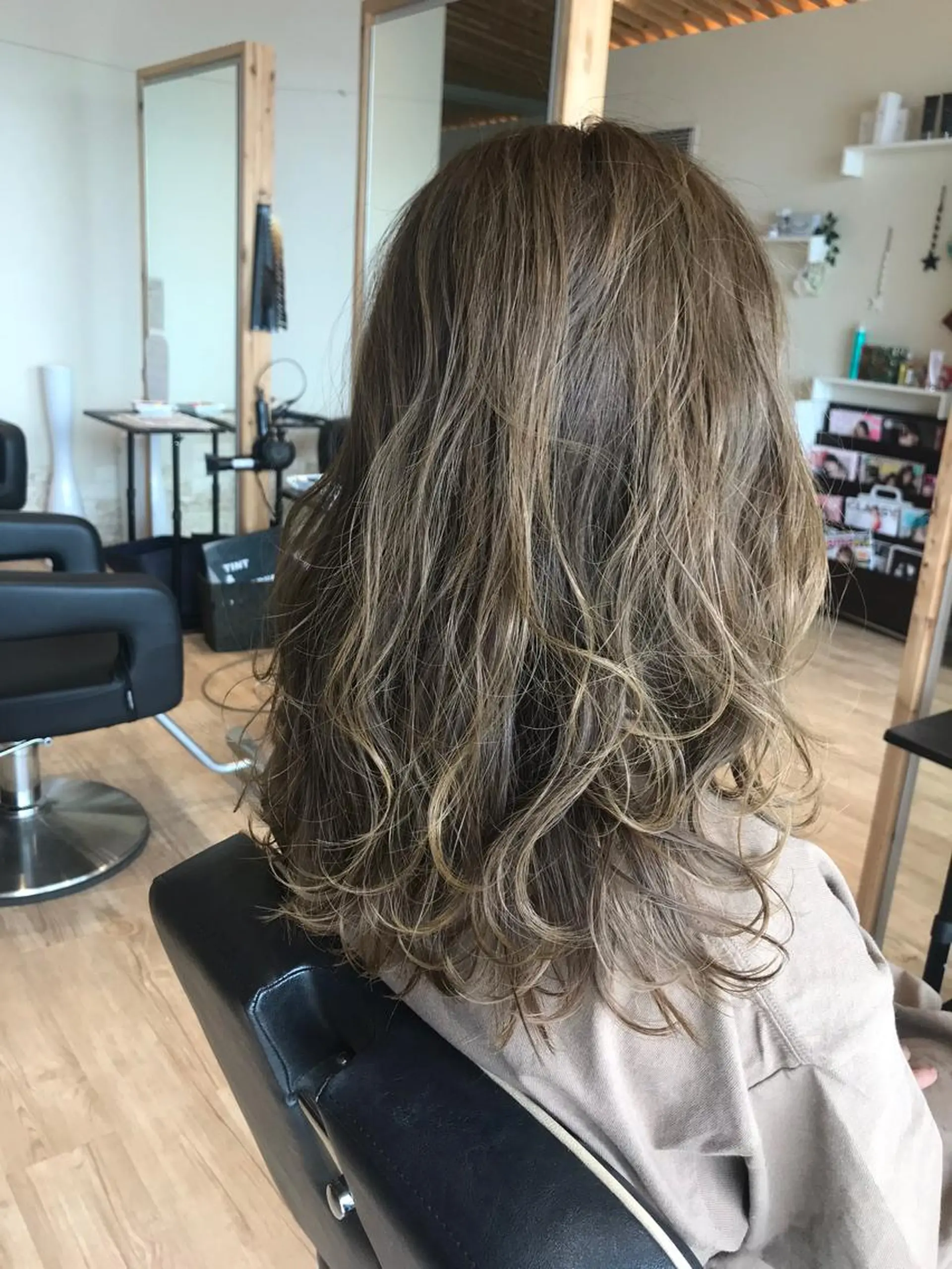 ミディアム カラー グレージュ ハイライトカラー イエローカラー ハイライト ヘアカラー 大久保 隆蔵のヘアスタイル