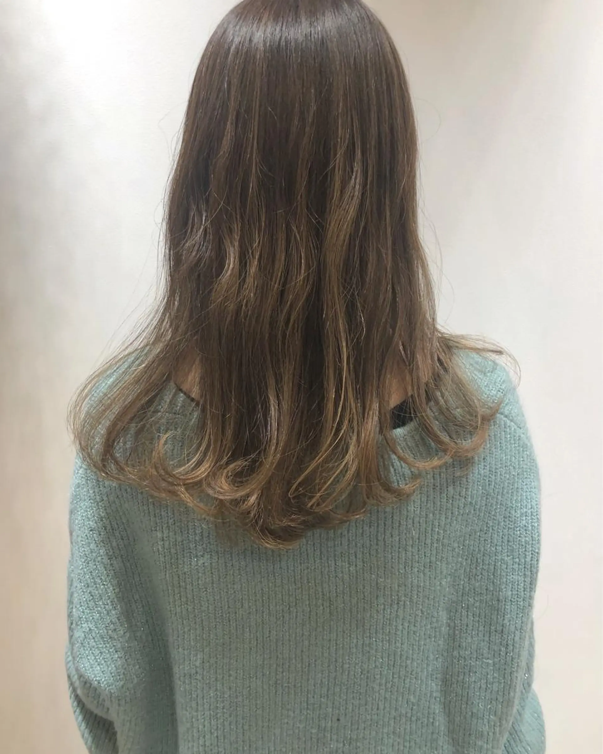 ロング カラー ベージュカラー ハイライトカラー ミルクティーベージュ ハイライト 江原 彩華のヘアスタイル