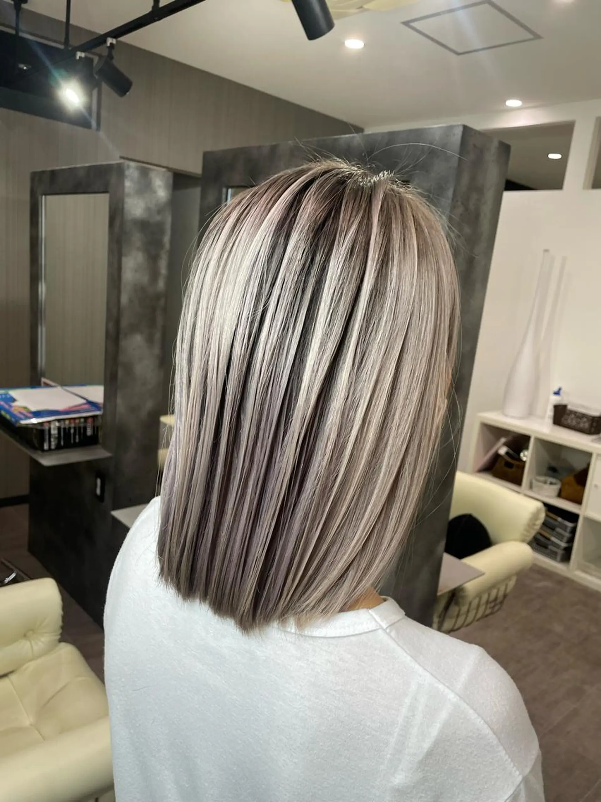 セミロング カラー ブリーチ シルバー トリートメント Merlyosaka 早川未来のヘアスタイル