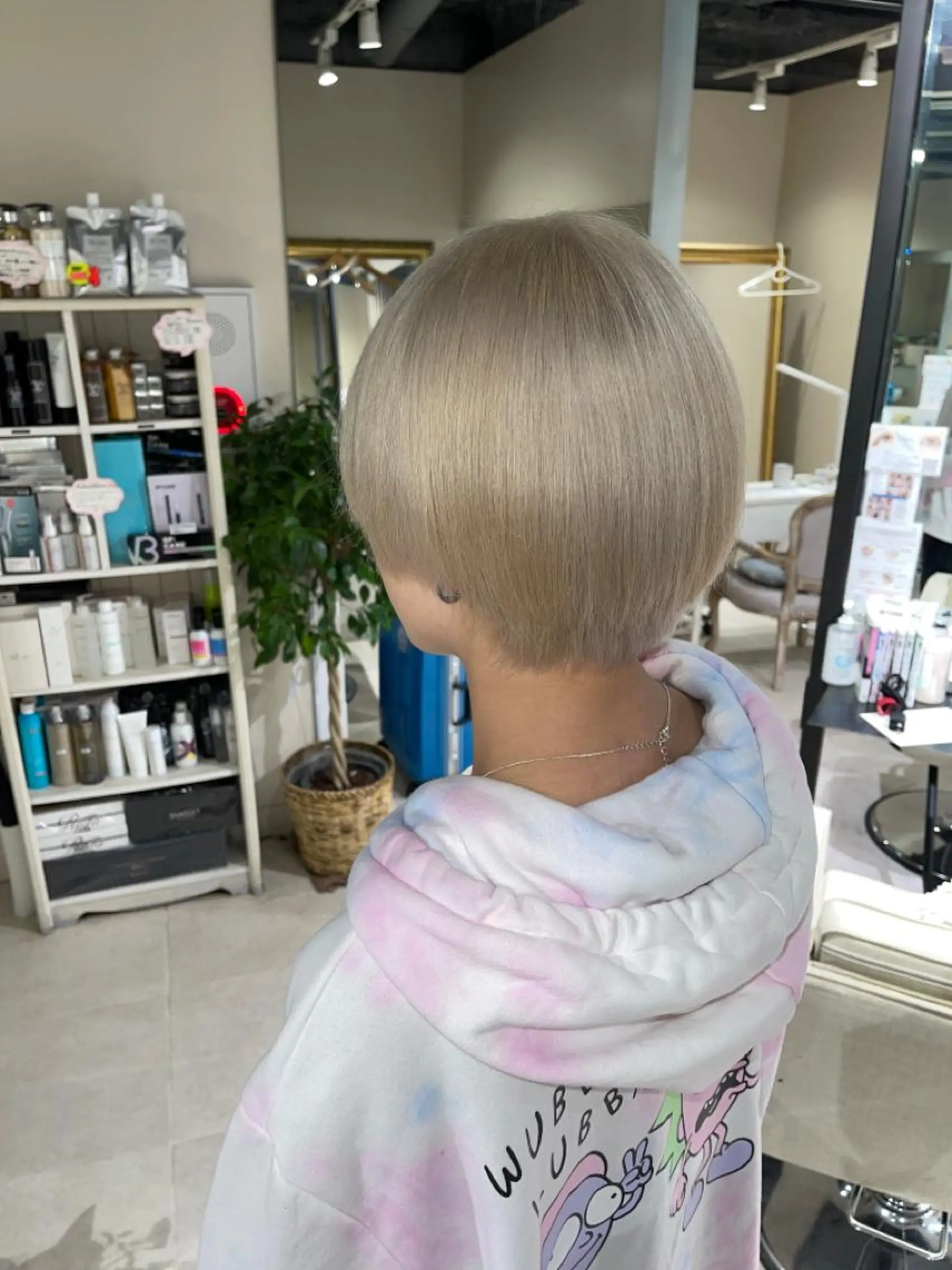 ショート カラー ヘアカラー ムラ修正.ホワイト エクステ🤍アミルのヘアスタイル
