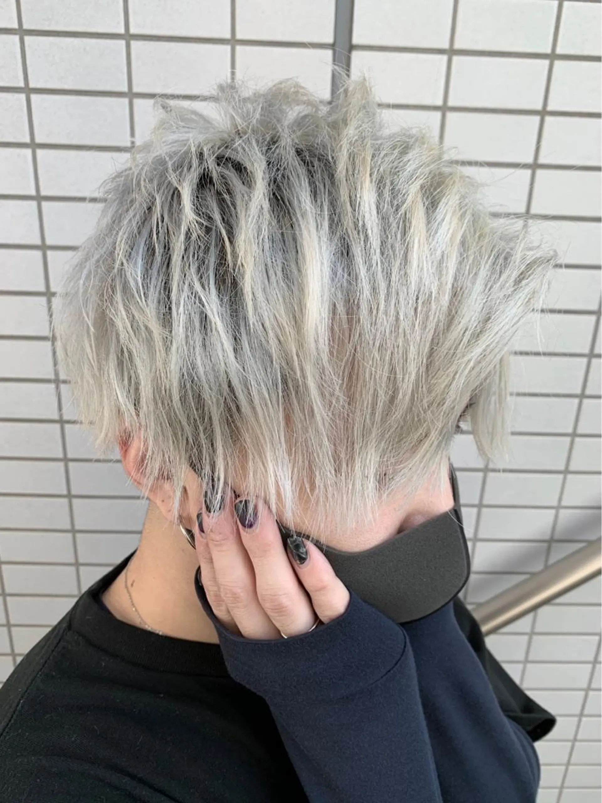 カラー メンズ シルバー mimiiy梅田 中崎町ハイトーンのヘアスタイル