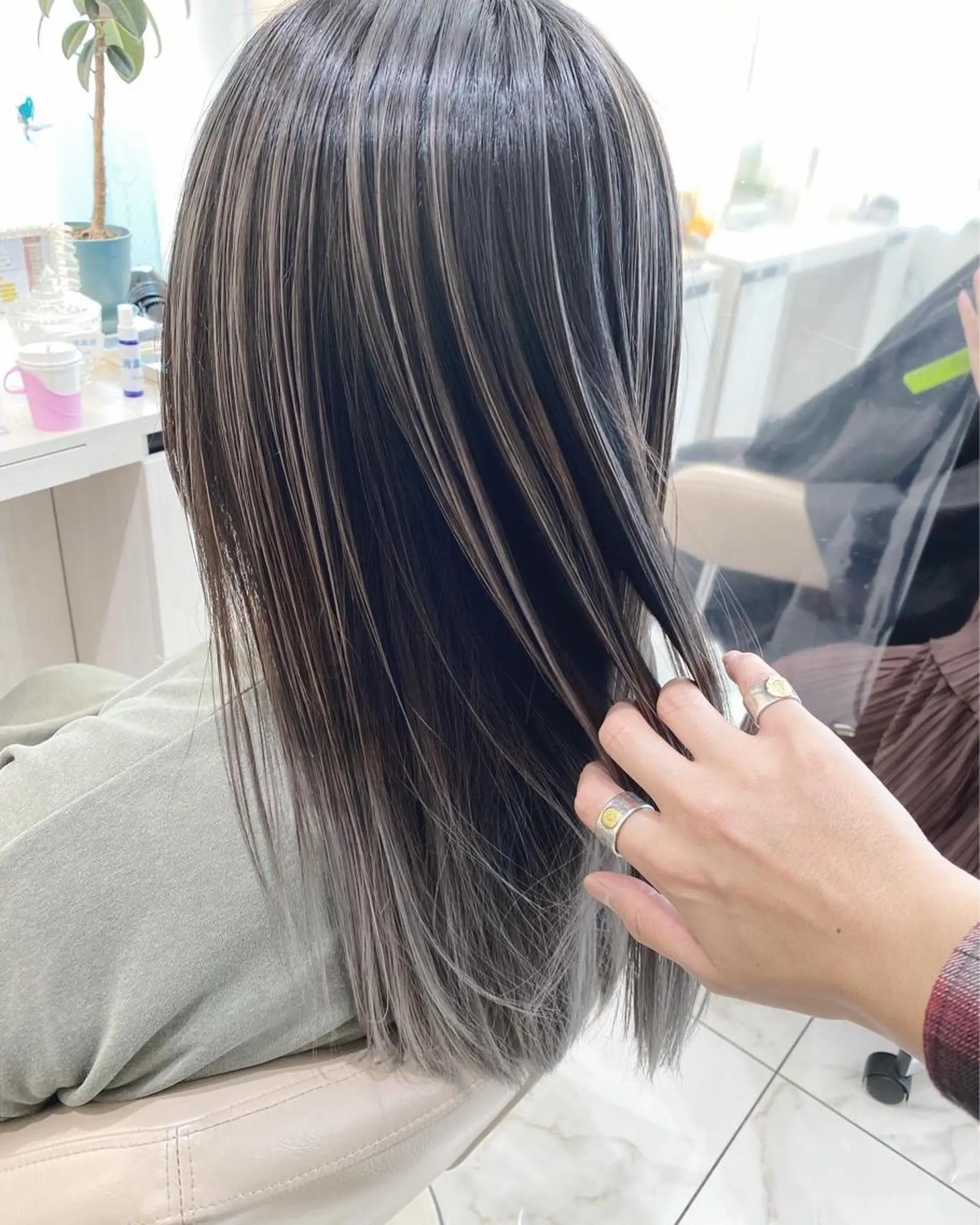 ロング カラー バレイヤージュ グレージュ 髪質改善 レイヤーカット カット ヘアカラー トリートメント 山崎俊輔/髪質改善 /バレイヤージュのヘアスタイル