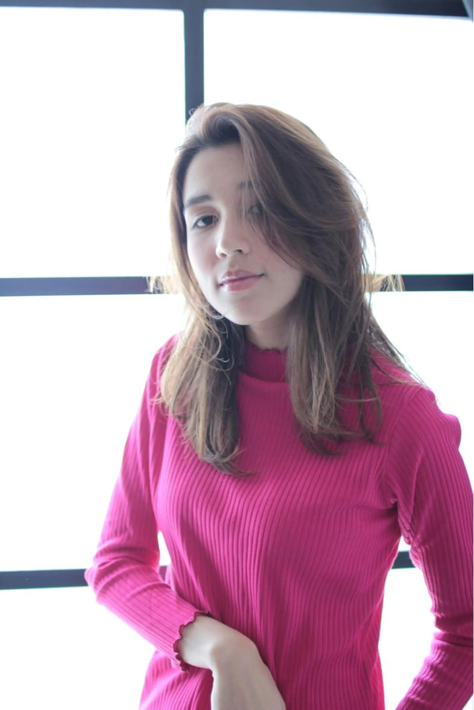 セミロング カラー 岩出 俊のヘアスタイル