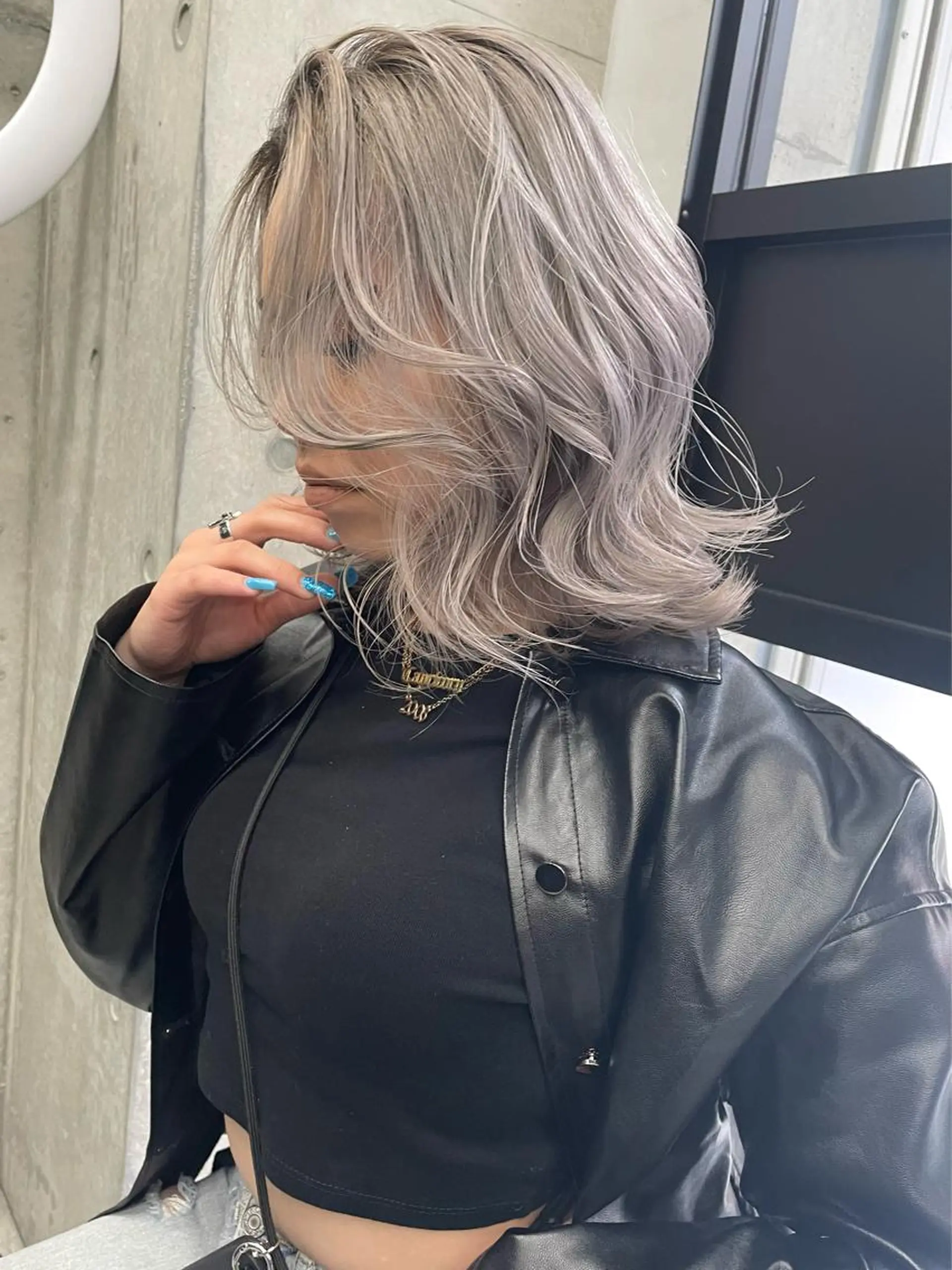 ミディアム アッシュ アッシュグレー アッシュグレージュ ハイライト レイヤーカット Blonde nagoya sakae所属・岡留 愛美のヘアスタイル