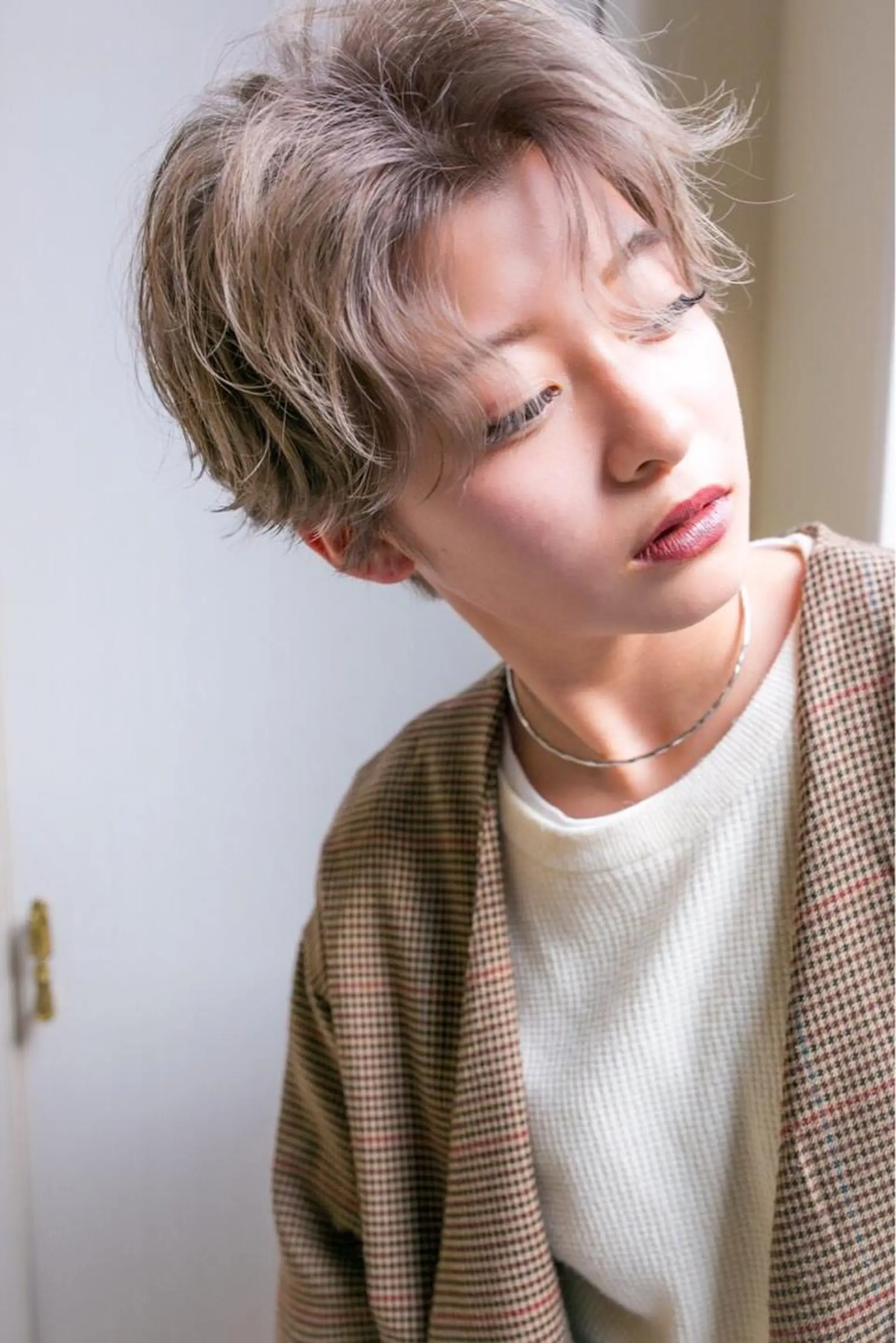 ショート カラー パーマ ハンサムショート ベージュカラー ハイトーンカラー ハイトーンベージュ ショートヘア Lond re Maison.原宿のヘアスタイル