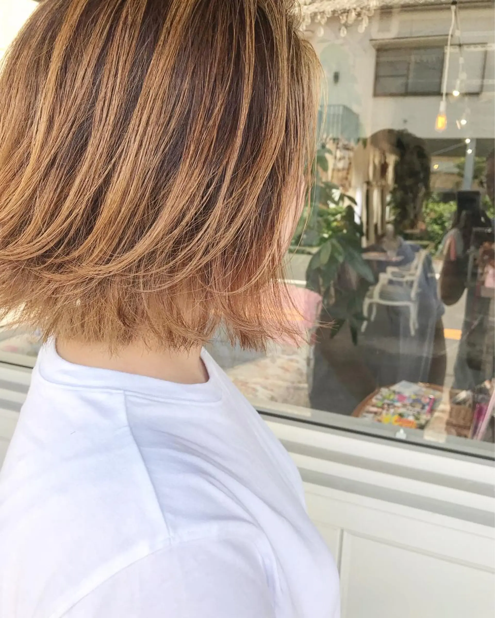 ショート カラー ヘアアレンジ お団子ヘア 切りっぱなしボブ バレイヤージュ ブリーチ グラデーションカラー Mariana/ 鶴原-ハイライトのヘアスタイル