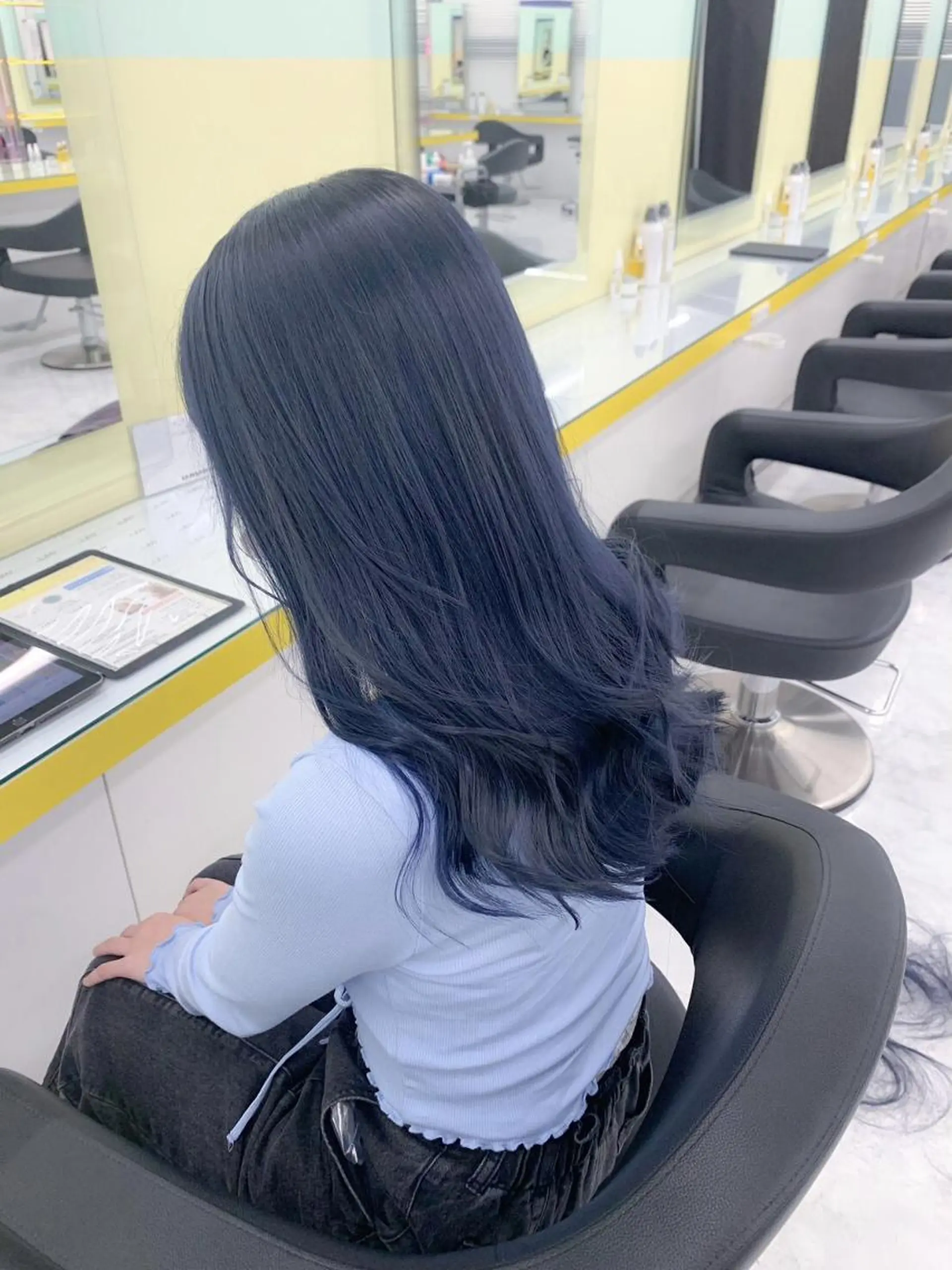 セミロング ヘアカラー トリートメント 🤍ハイトーン寒色 🤍MADOKAのヘアスタイル