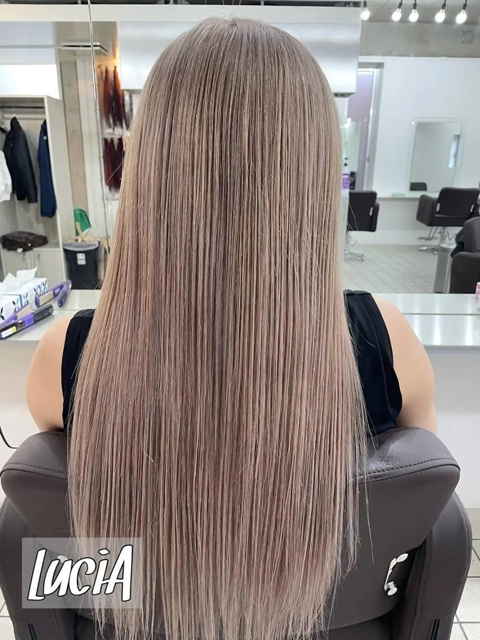 ロング LuciA エクステカラーのヘアスタイル