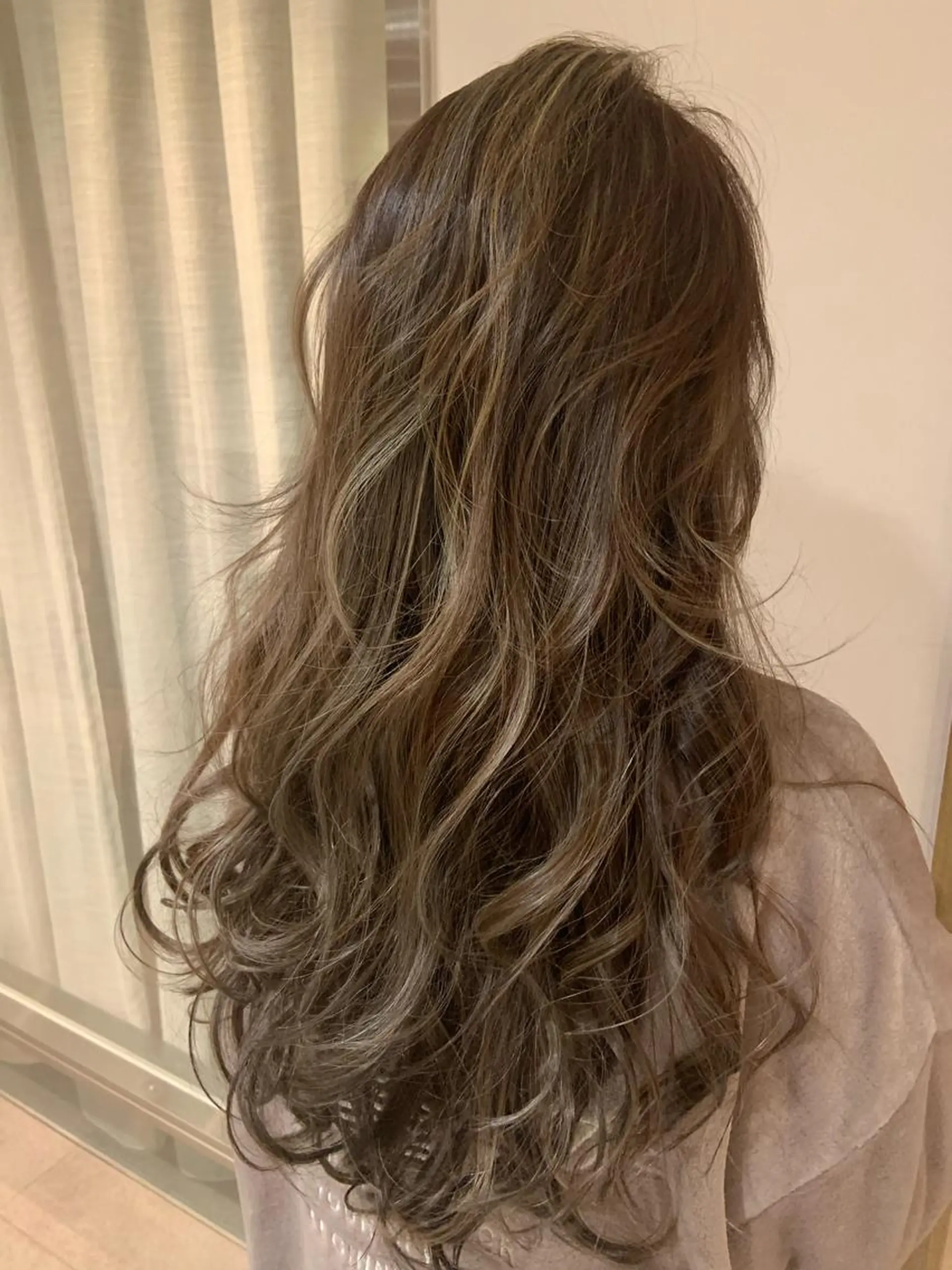 ロング カラー 本間 良のヘアスタイル