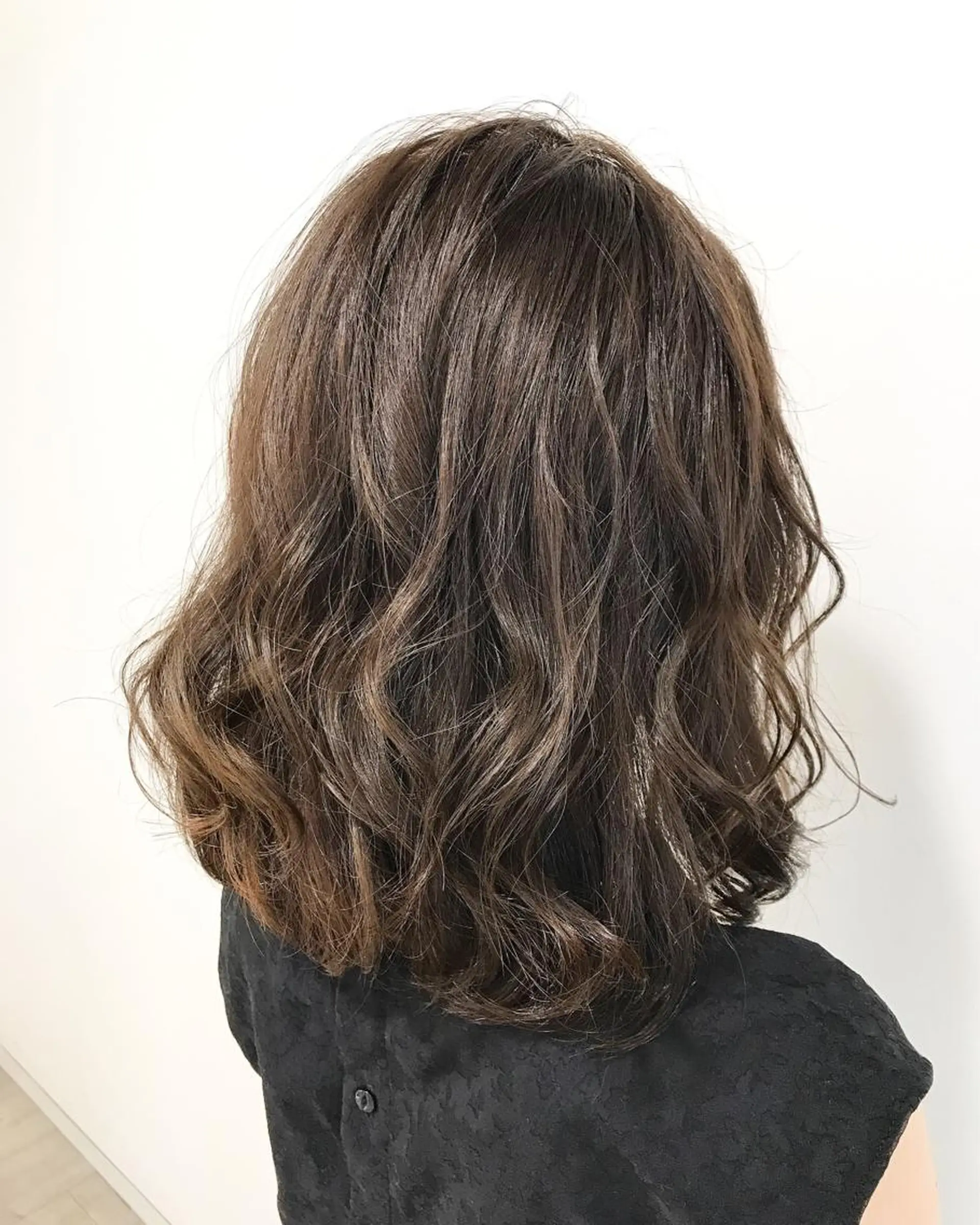 ミディアム カラー イルミナカラー Miru by INCE HAIRのヘアスタイル