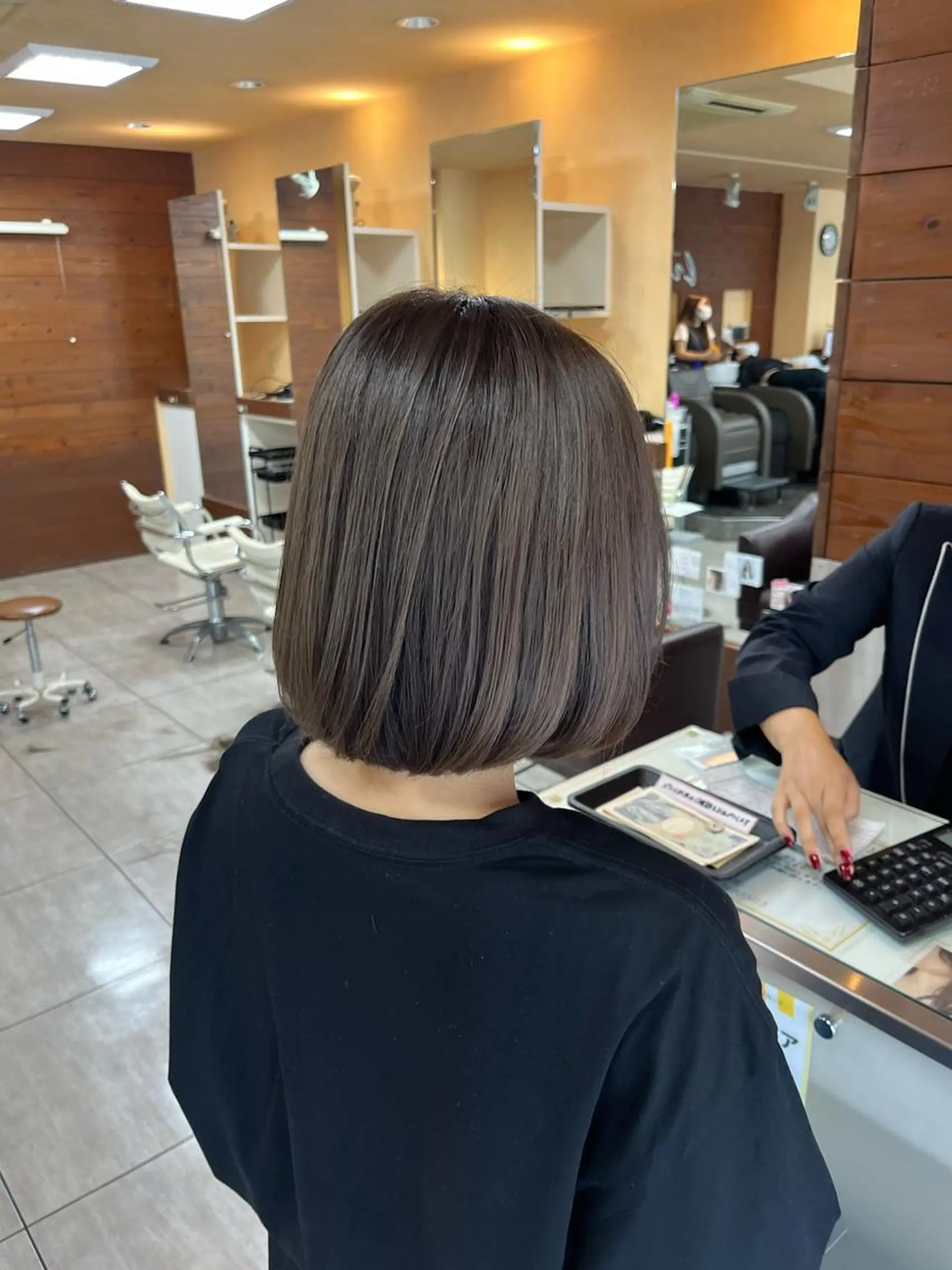 ショート カラー ヘアアレンジ グレージュ ボブ インナー×縮毛矯正 ピンクカラー澤井里菜のヘアスタイル