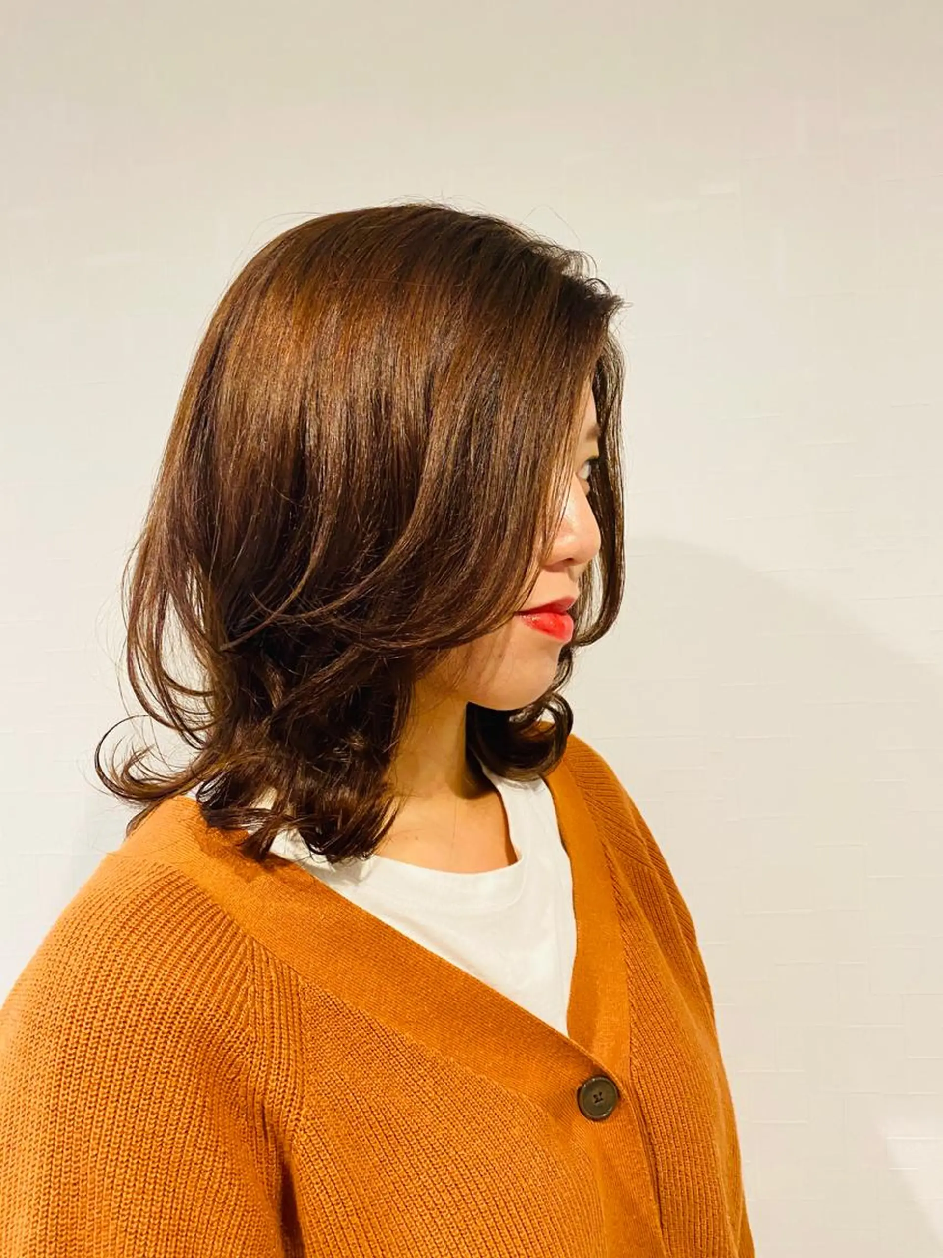 ミディアム カラー 伸ばしかけ 外ハネヘア カット ヘアカラー トリートメント 鈴木 香澄のヘアスタイル