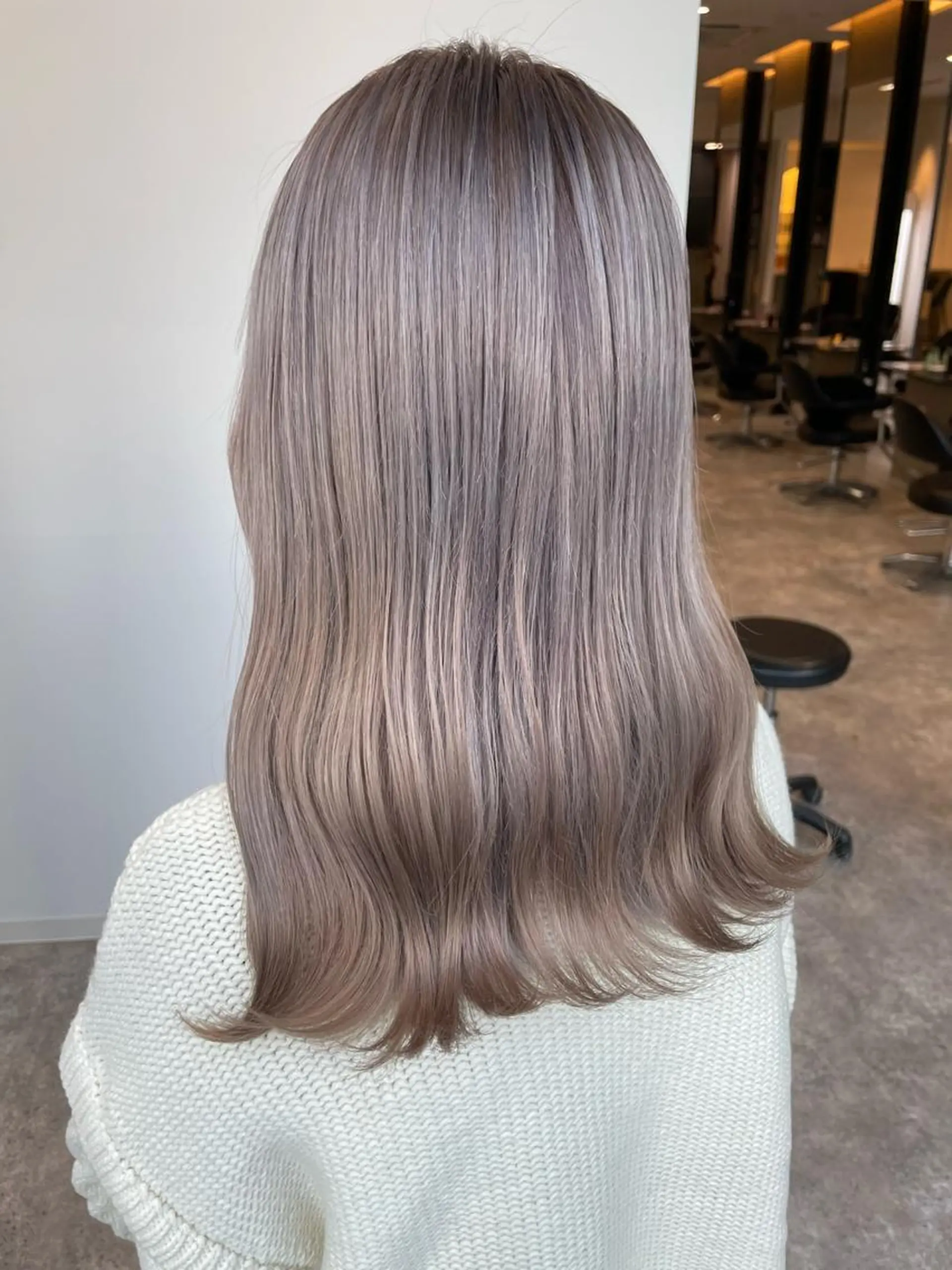 セミロング カラー ベージュカラー ブリーチ ホワイトベージュ 岩戸 新のヘアスタイル