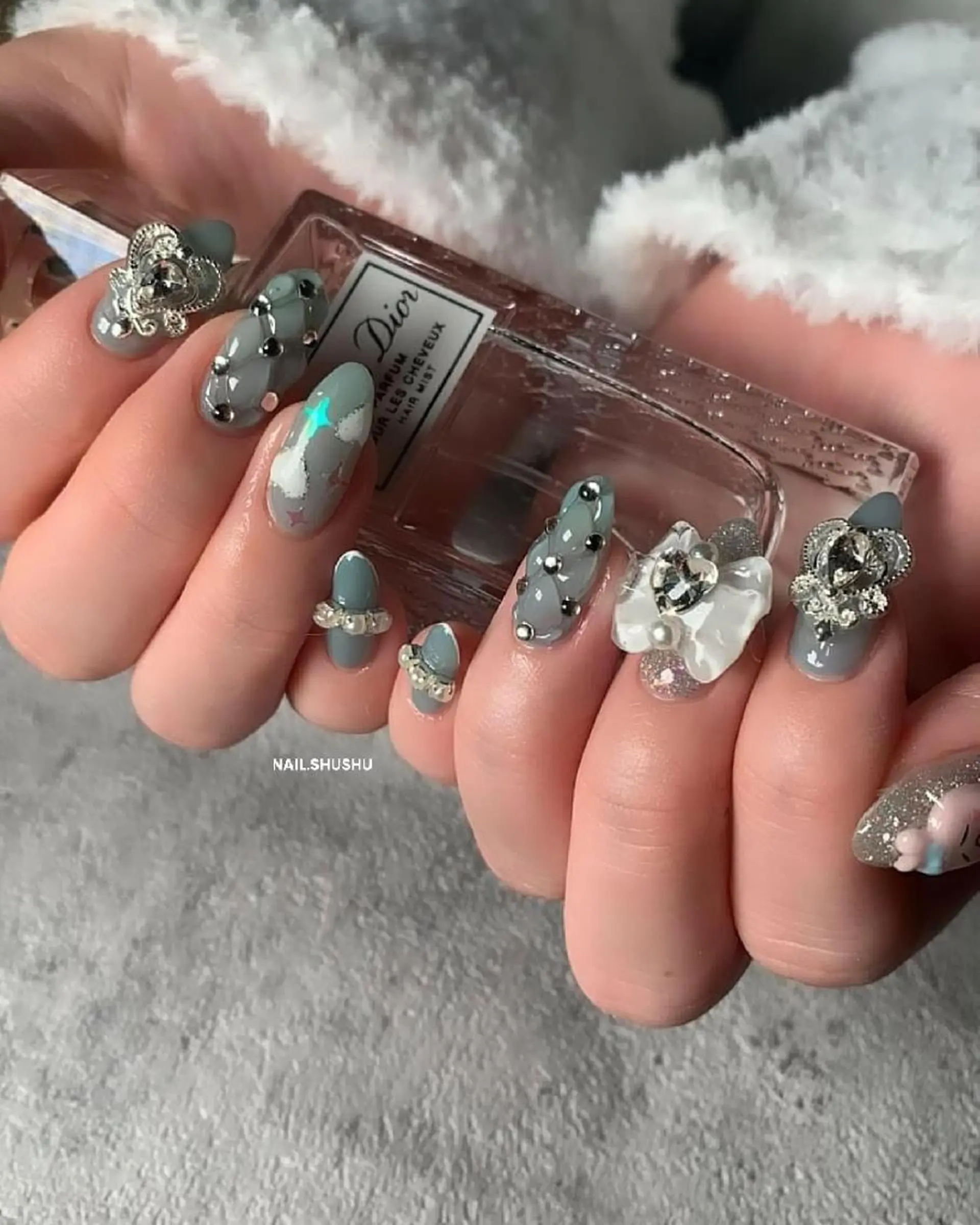 ネイル 持ち込み ニュアンスネイル シンプルネイル 冬ネイル 3dパーツ/流行り 👧shushu❤️のネイルデザイン